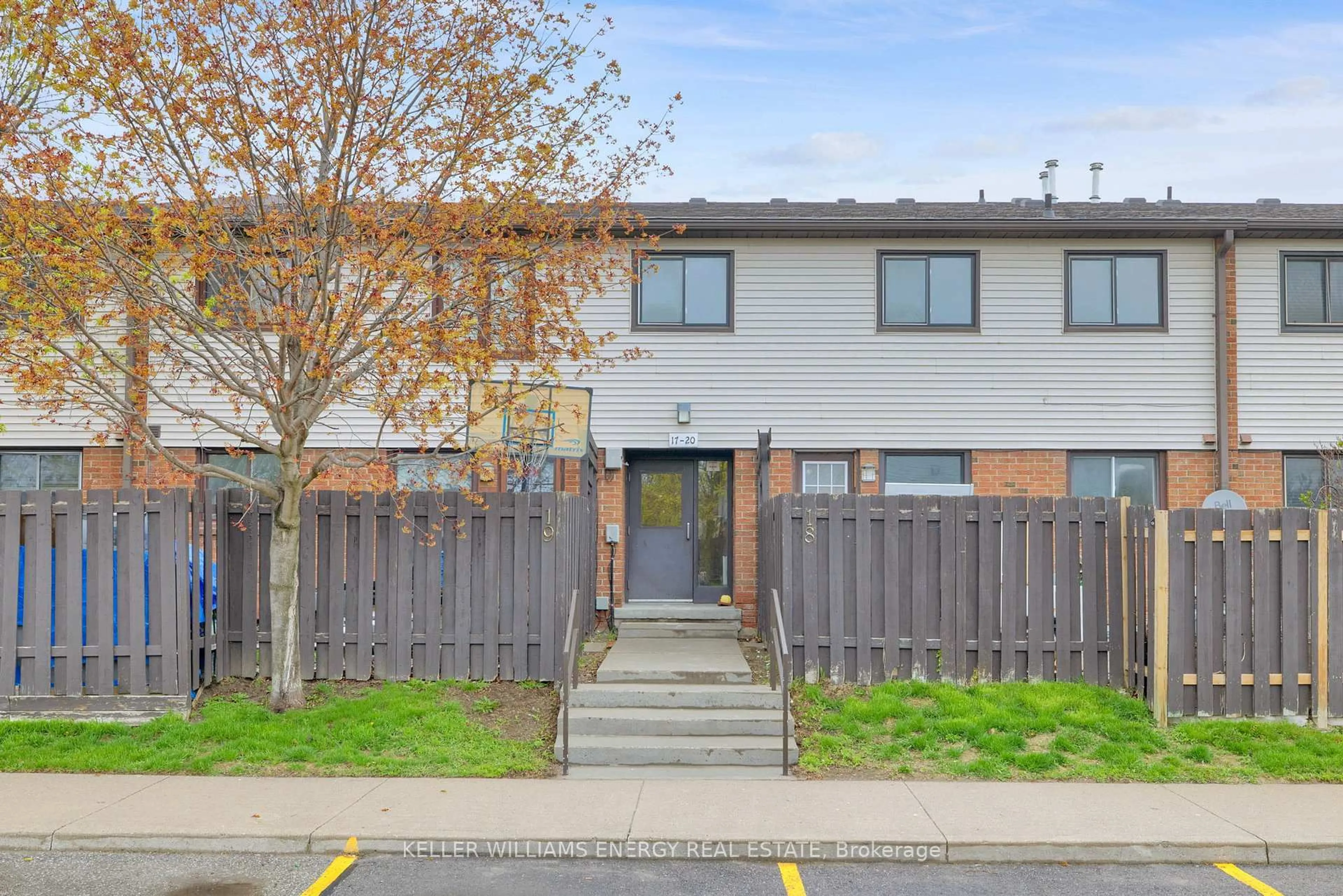 A pic from outside/outdoor area/front of a property/back of a property/a pic from drone, street for 960 Glen St #Unit#20, Oshawa Ontario L1J 6E8