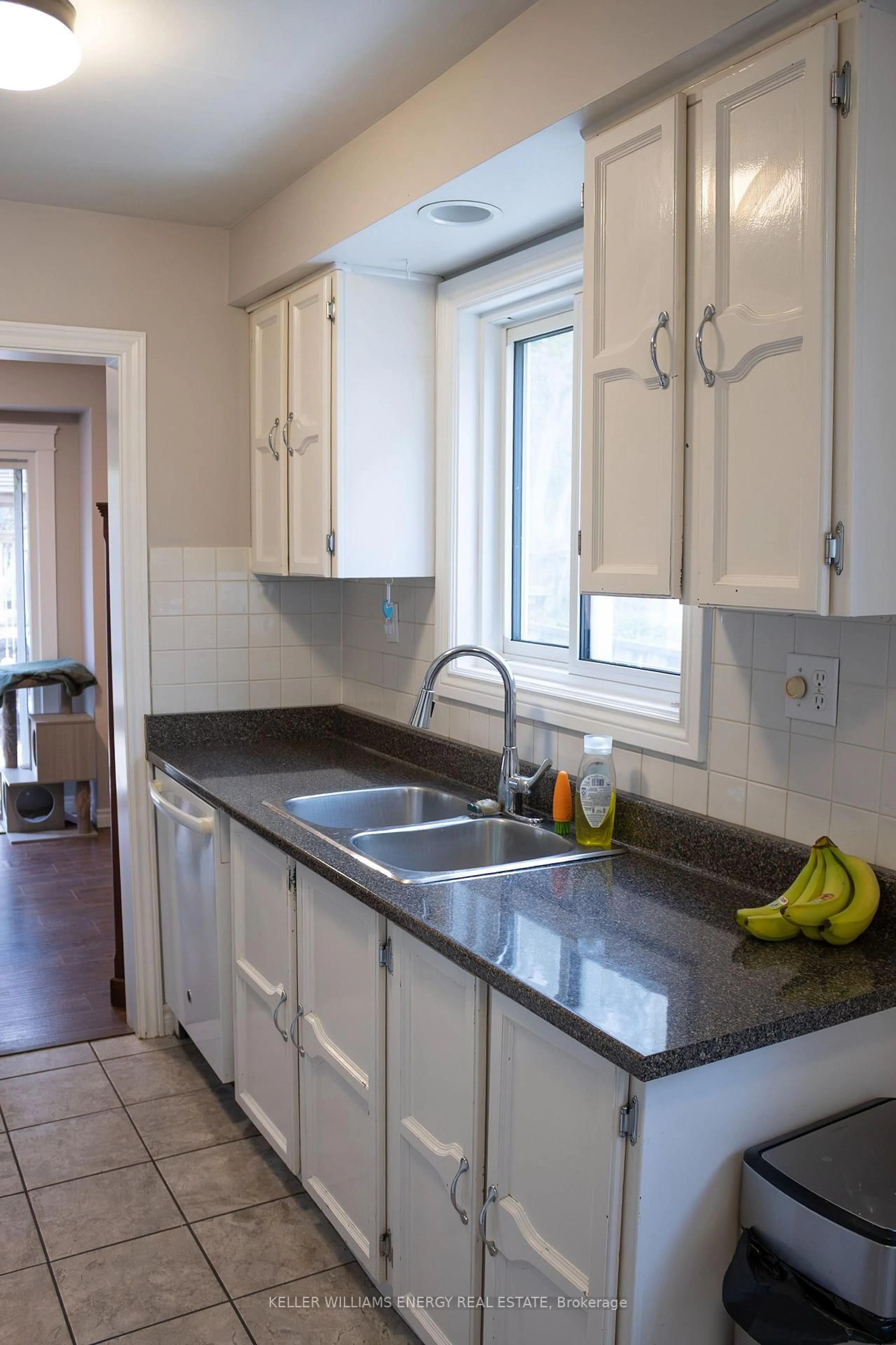 Standard kitchen, ceramic/tile floor for 683 Grandview Dr, Oshawa Ontario L1H 7V9