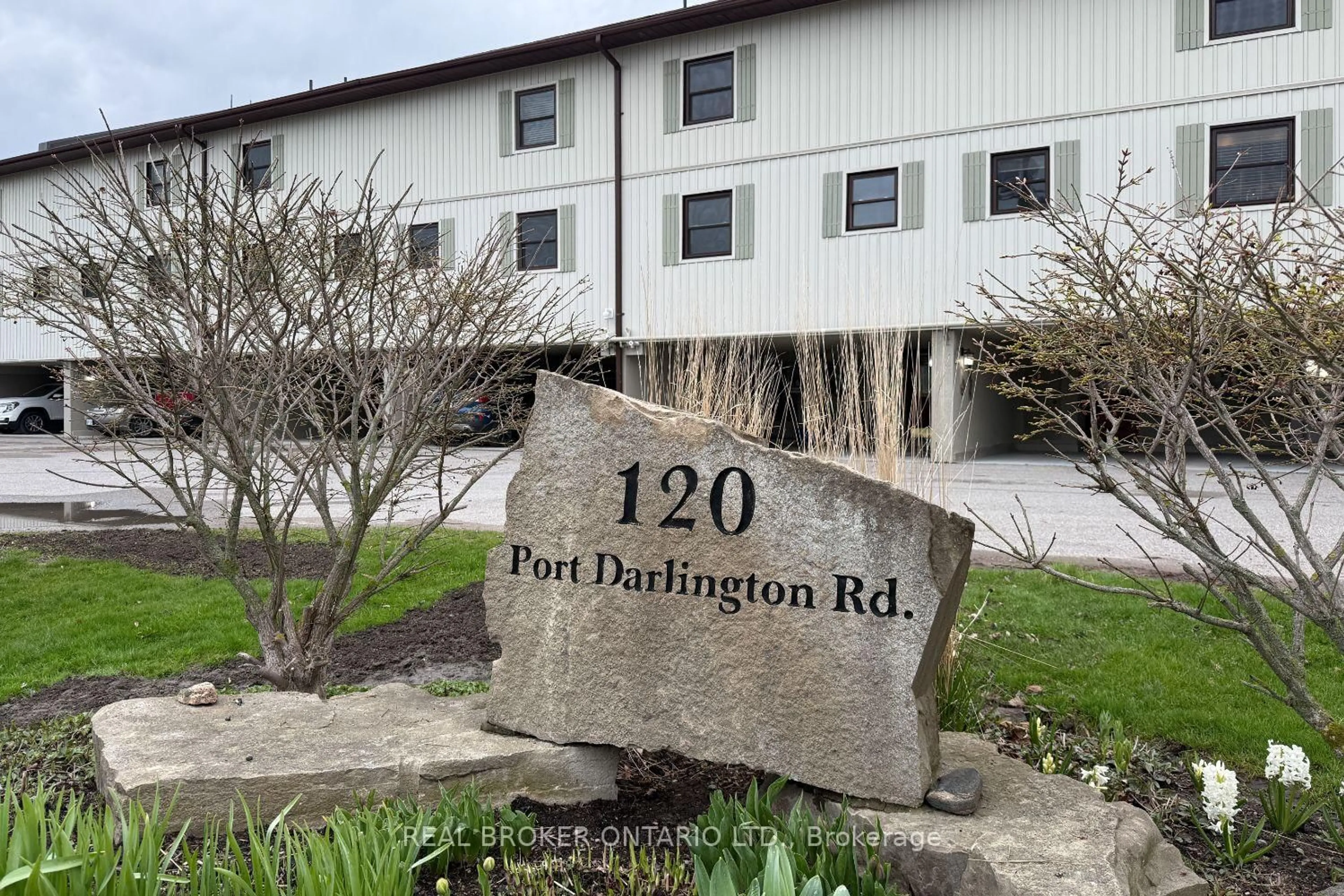 Patio, street for 120 Port Darlington Rd #16, Clarington Ontario L1C 6V1