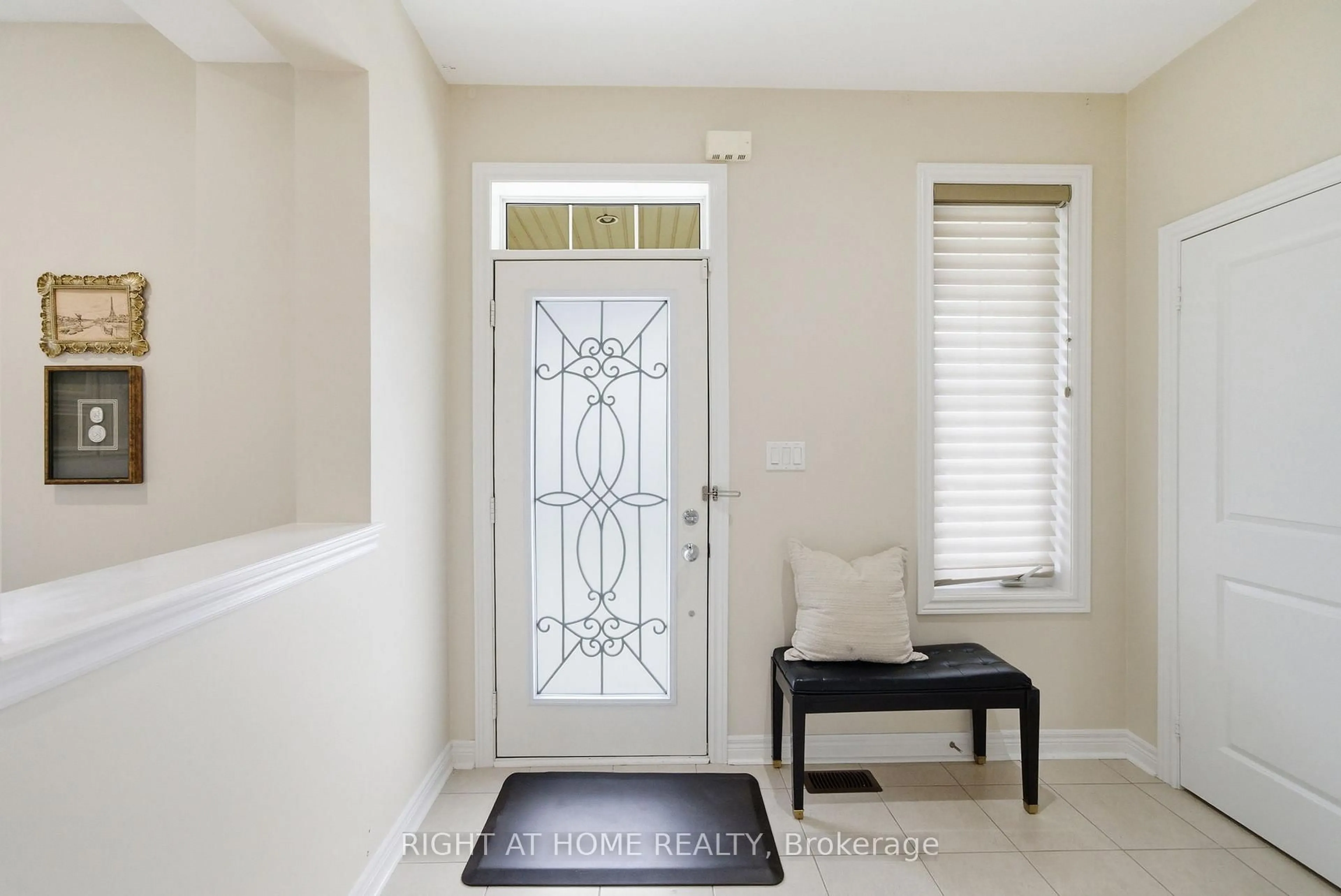 Indoor entryway for 35 Gough Lane, Clarington Ontario L1C 0P8