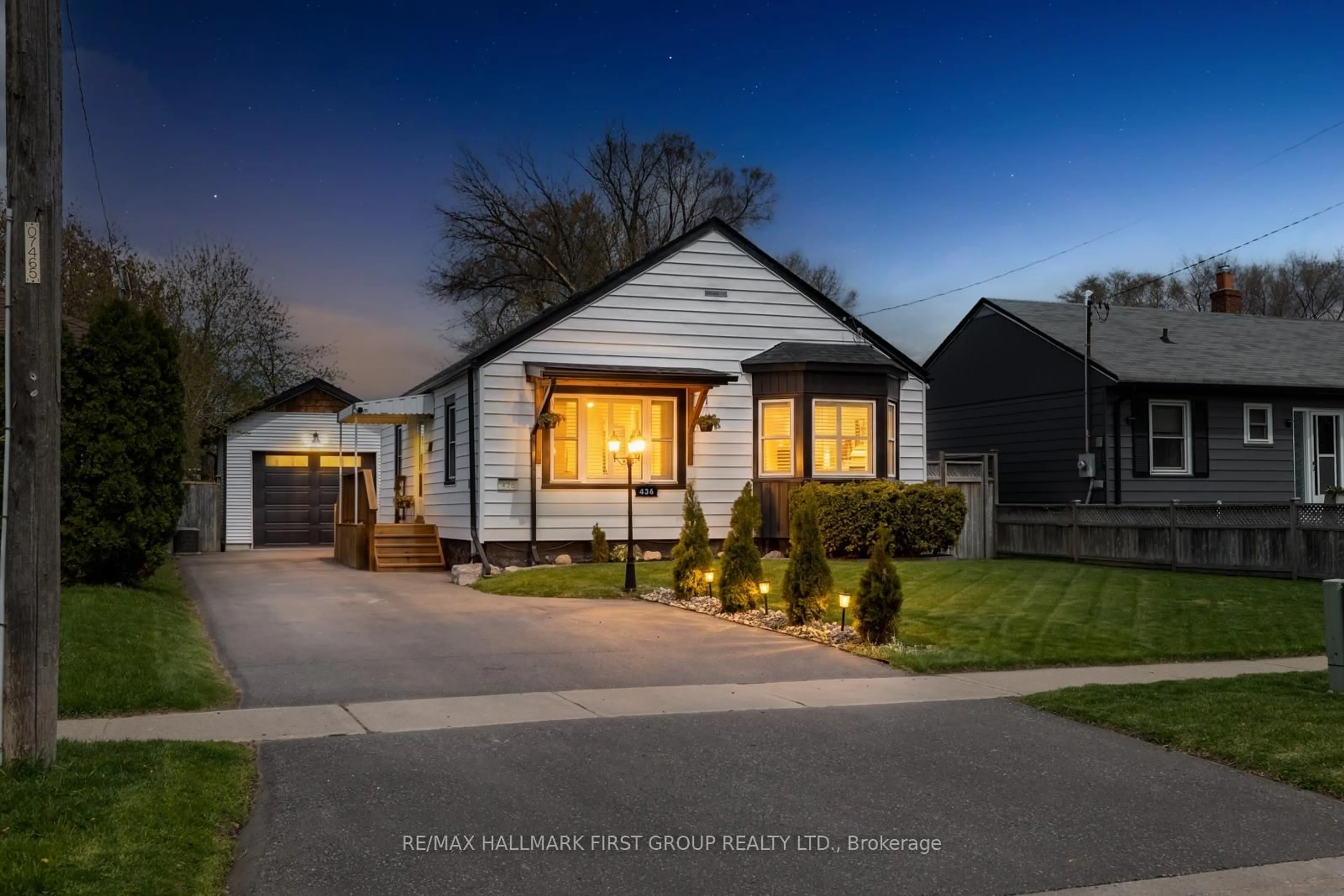 Home with vinyl exterior material, street for 436 Fairleigh Ave, Oshawa Ontario L1J 2W5