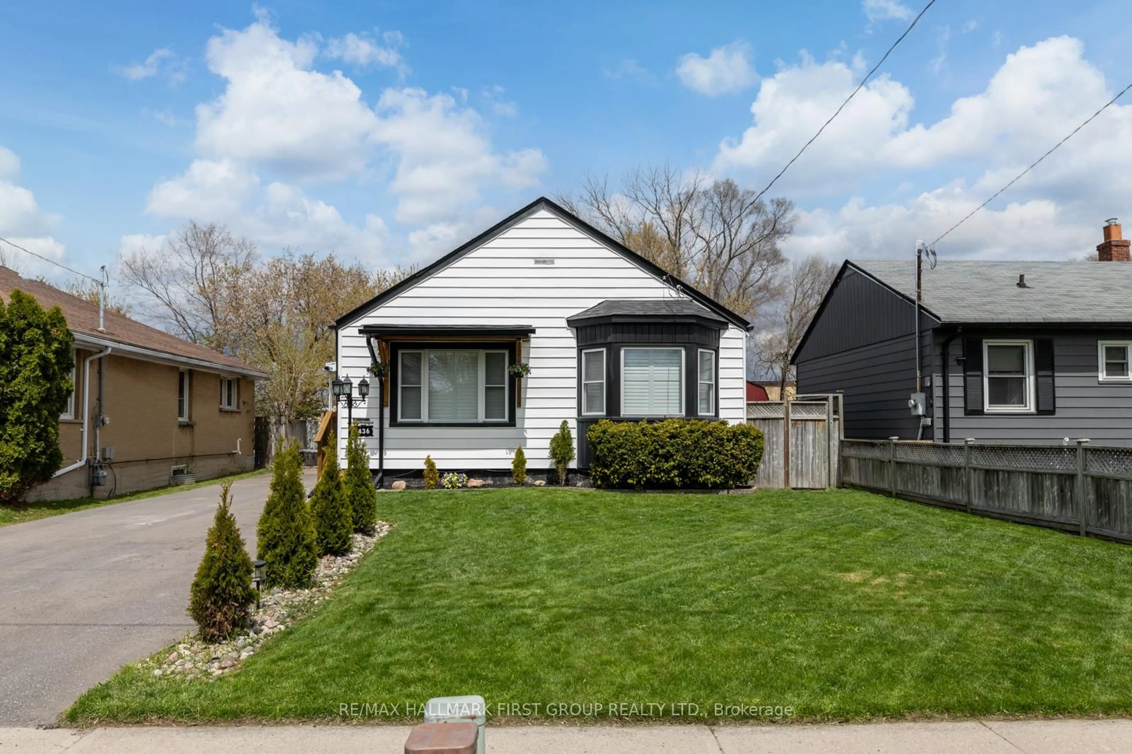 Home with vinyl exterior material, street for 436 Fairleigh Ave, Oshawa Ontario L1J 2W5