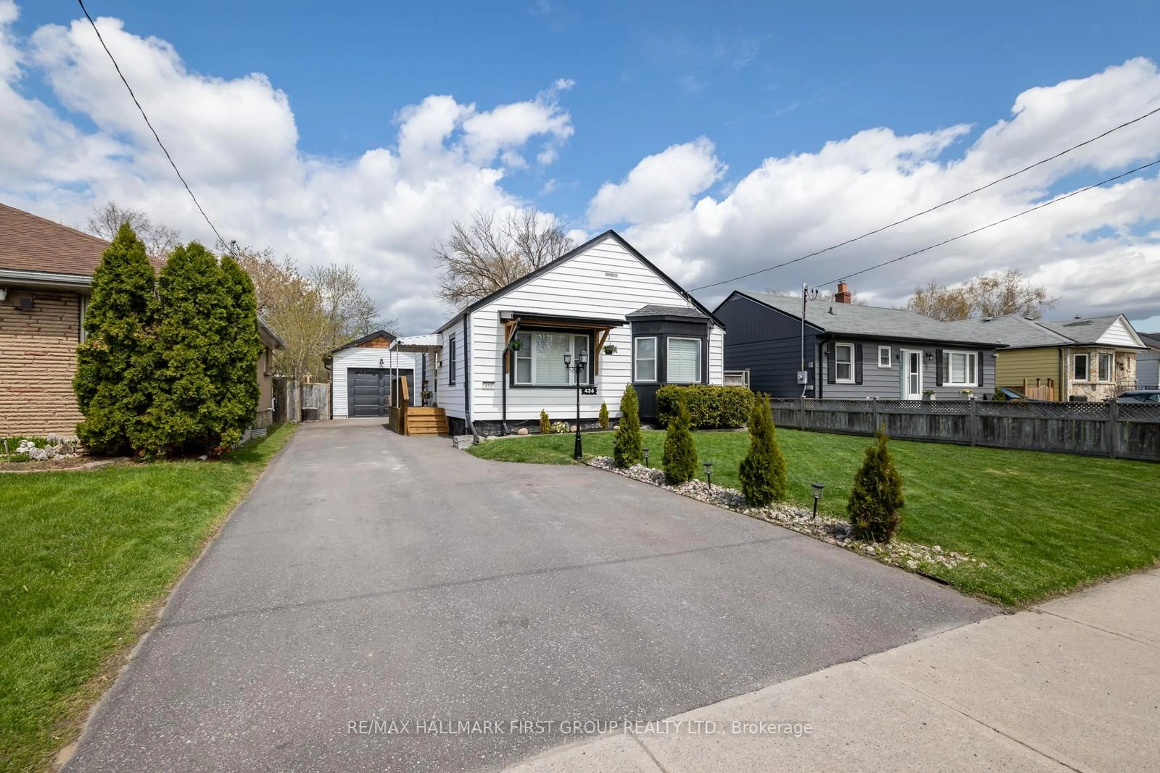A pic from outside/outdoor area/front of a property/back of a property/a pic from drone, street for 436 Fairleigh Ave, Oshawa Ontario L1J 2W5