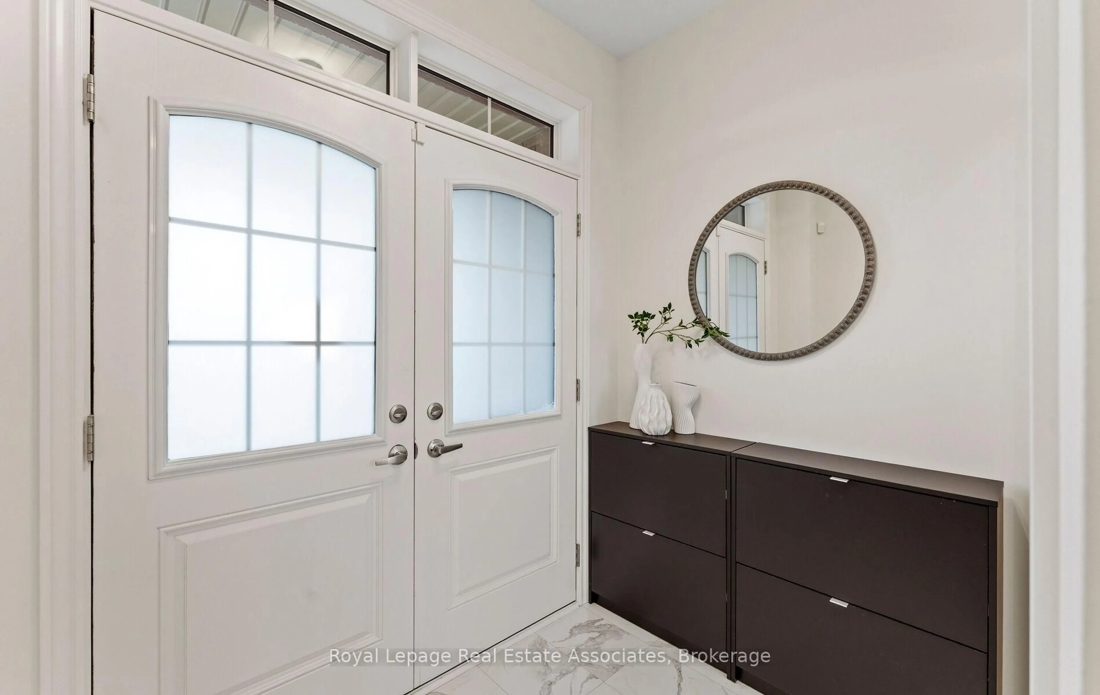 Indoor entryway for 53 Sutcliffe Dr, Whitby Ontario L1R 0R1