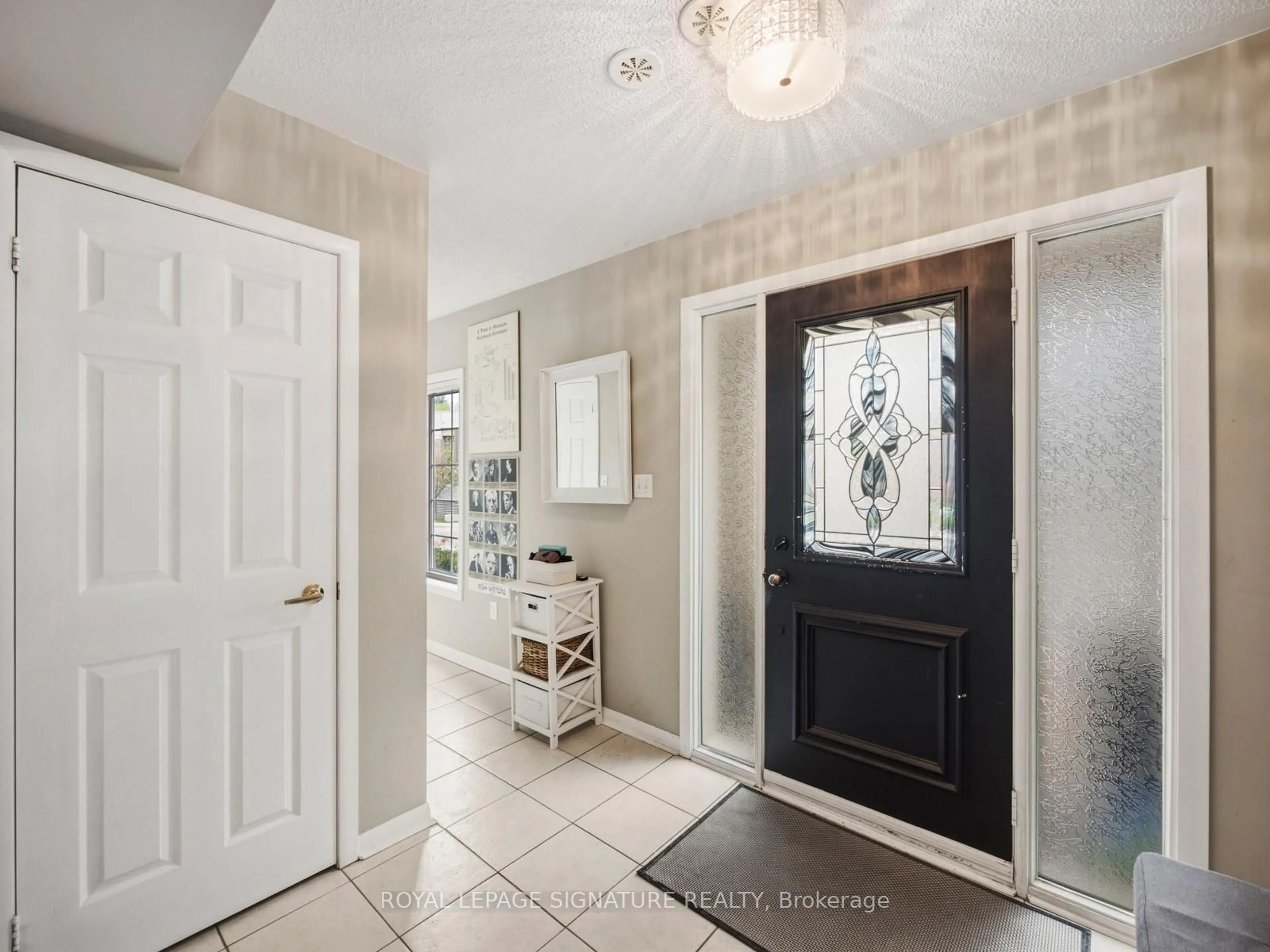 Indoor entryway for 104-1250 St. Martins Dr, Pickering Ontario L1W 1J3