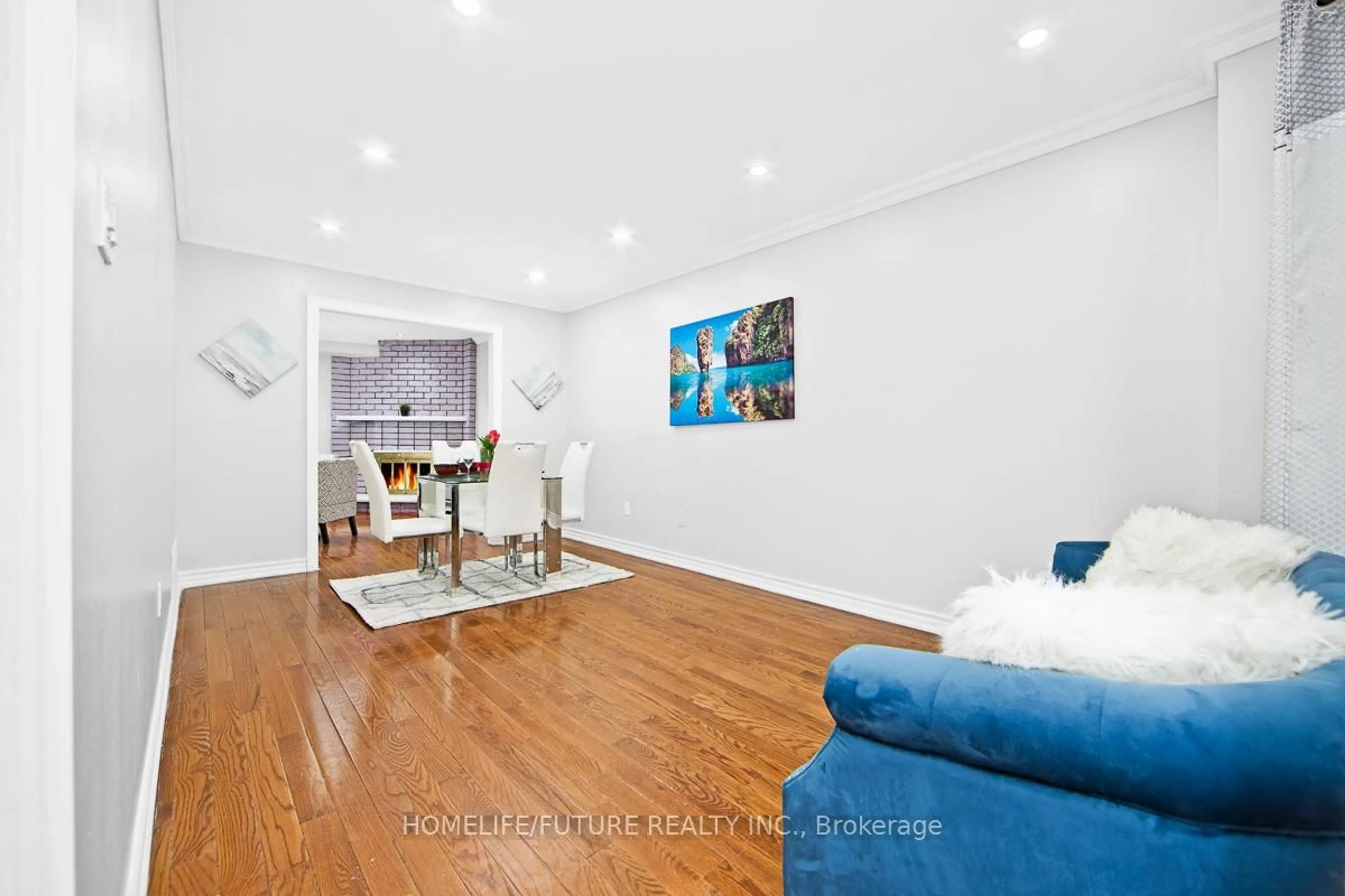Living room with furniture, wood/laminate floor for 37 Tarsus Cres, Toronto Ontario M1C 3W6