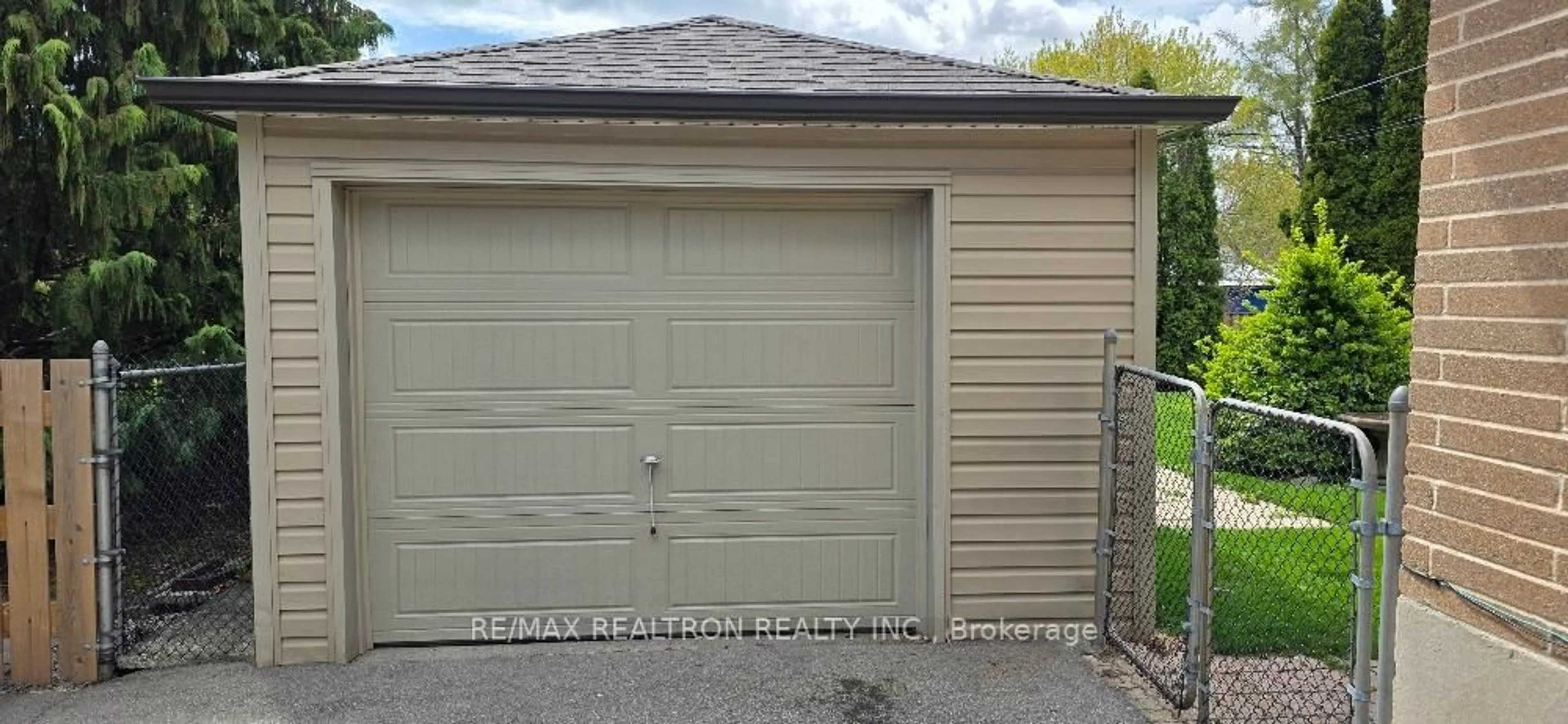 Indoor garage for 45 Lewiston Rd, Toronto Ontario M1P 1X8