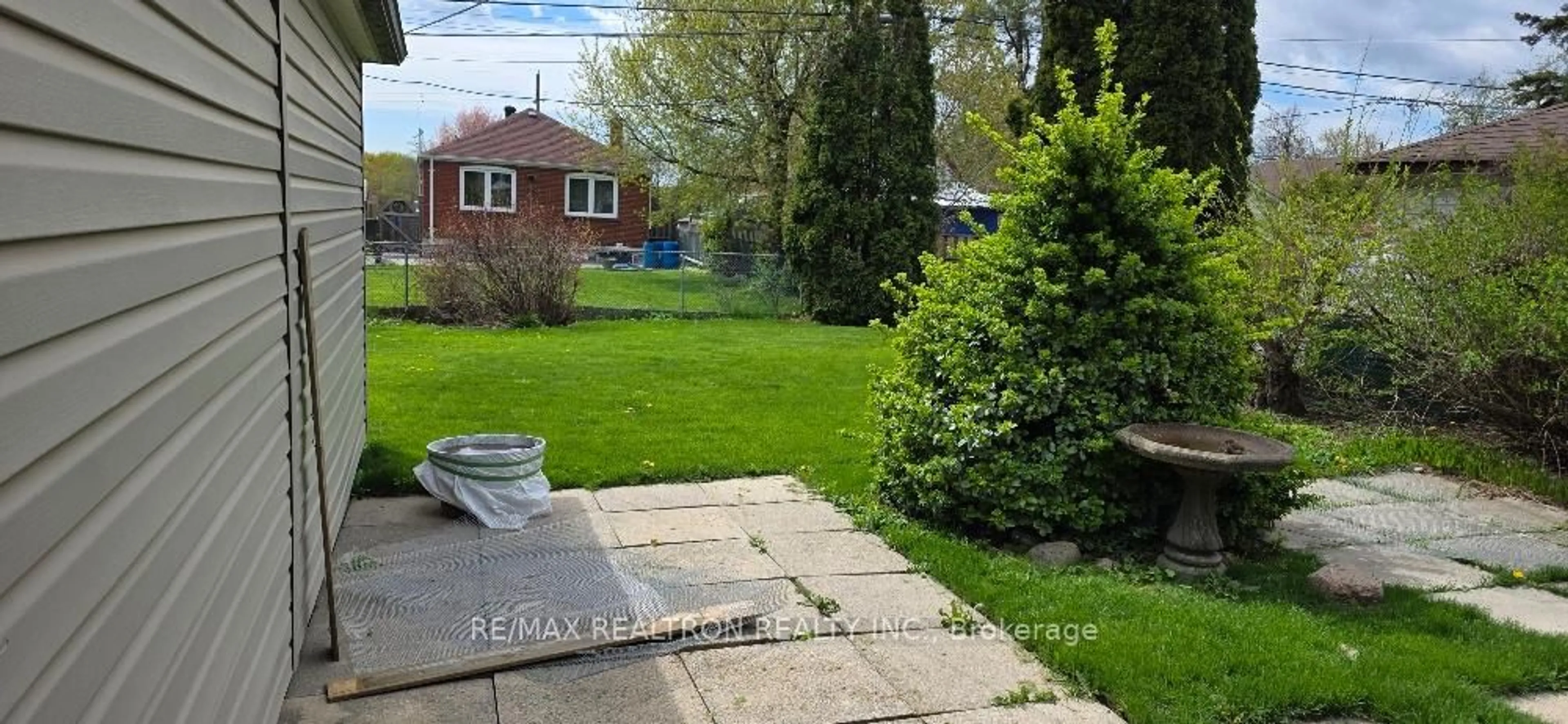 Patio, street for 45 Lewiston Rd, Toronto Ontario M1P 1X8