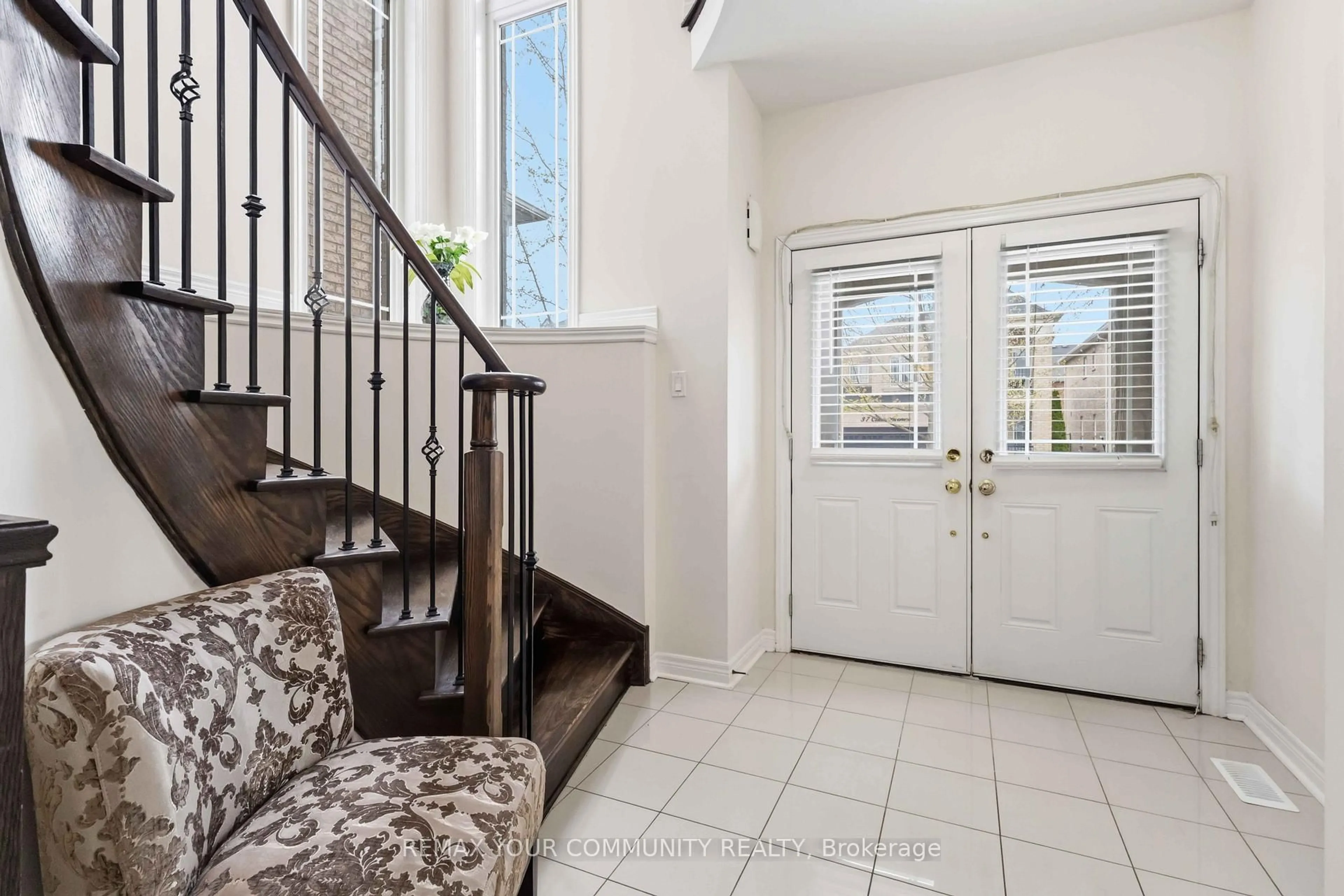 Indoor entryway for 28 Cater Ave, Ajax Ontario L1Z 0G1