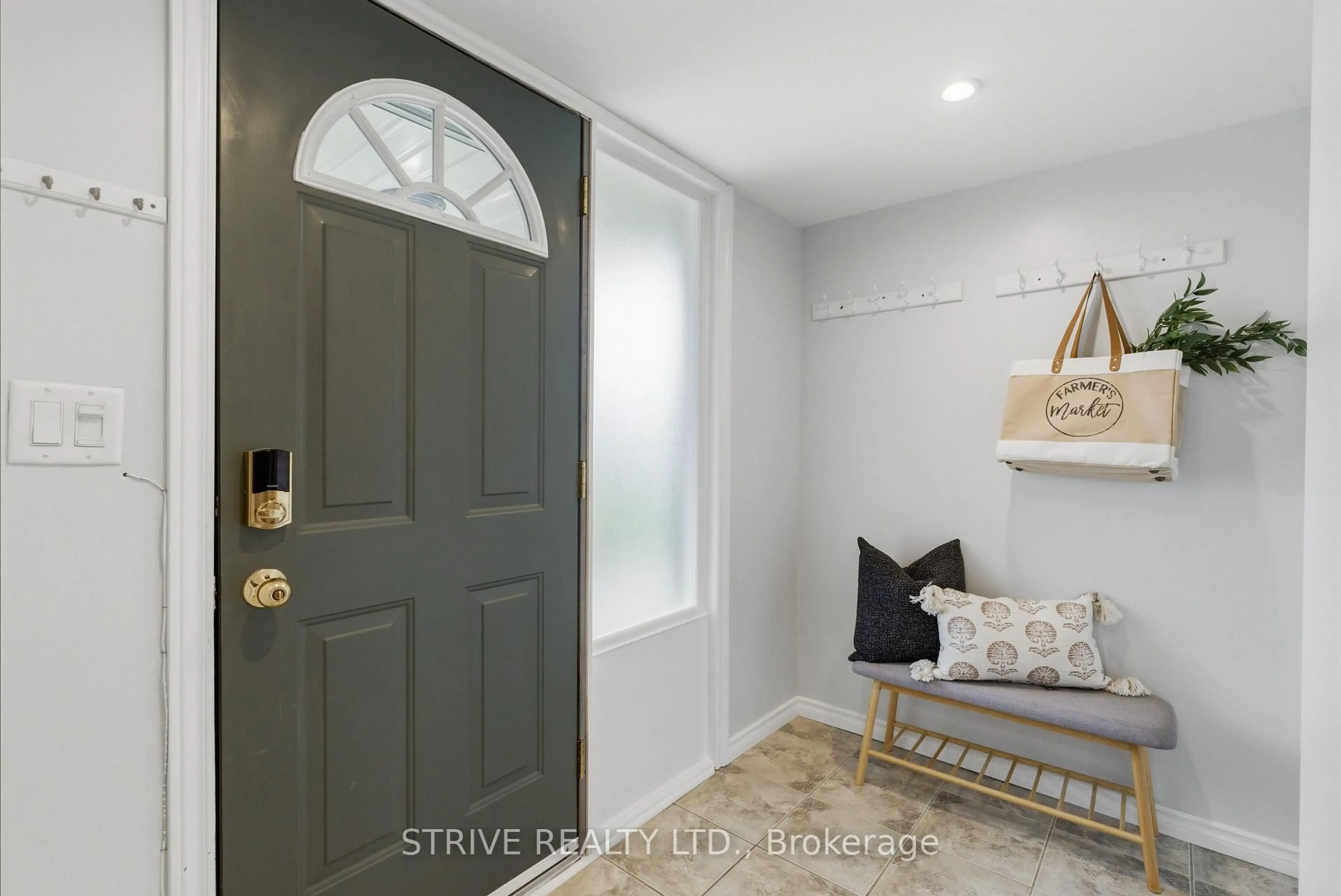 Indoor entryway for 284 College Ave, Oshawa Ontario L1J 1R8