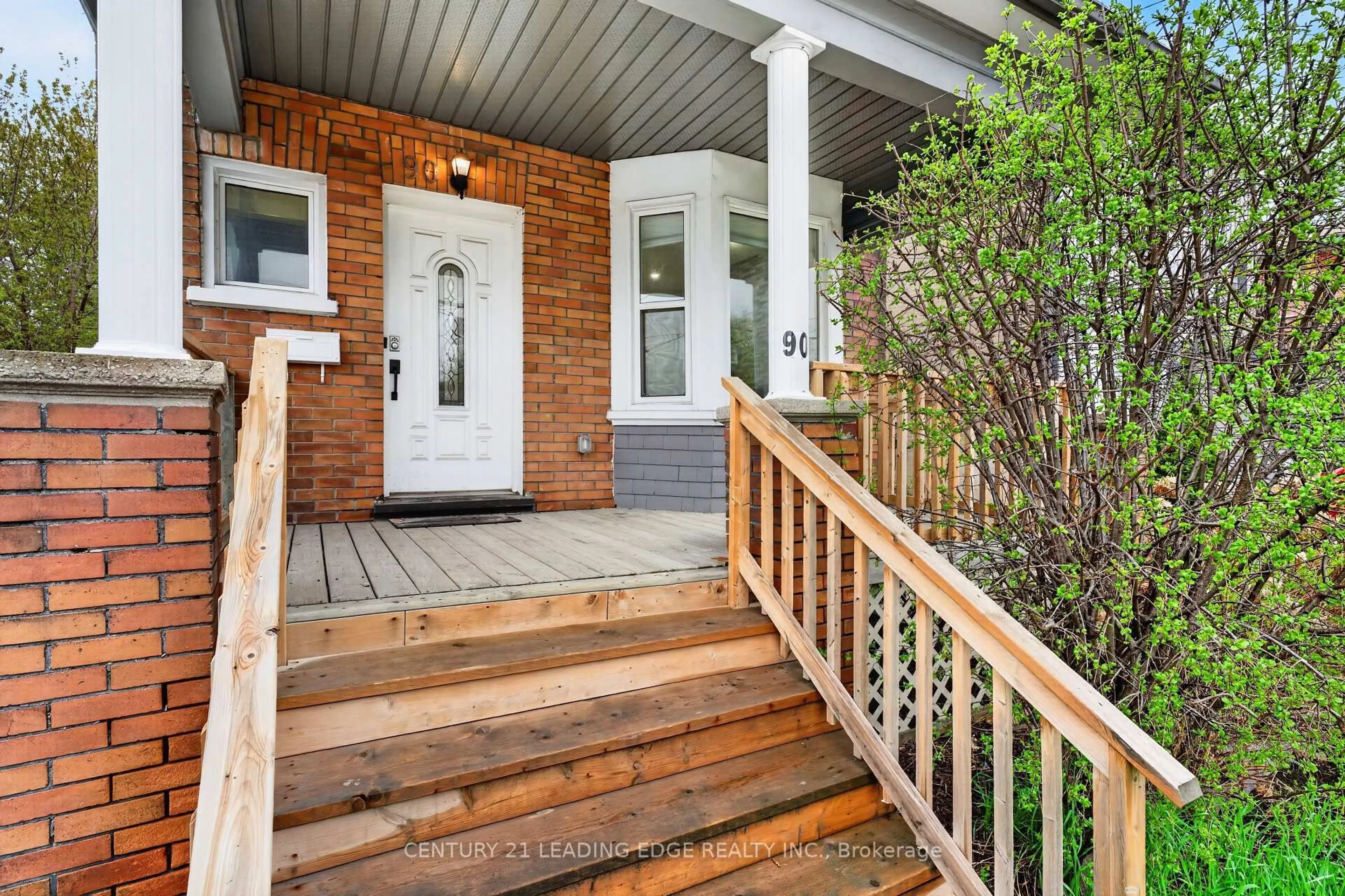 Home with brick exterior material, street for 90 Park Rd, Oshawa Ontario L1J 4G9