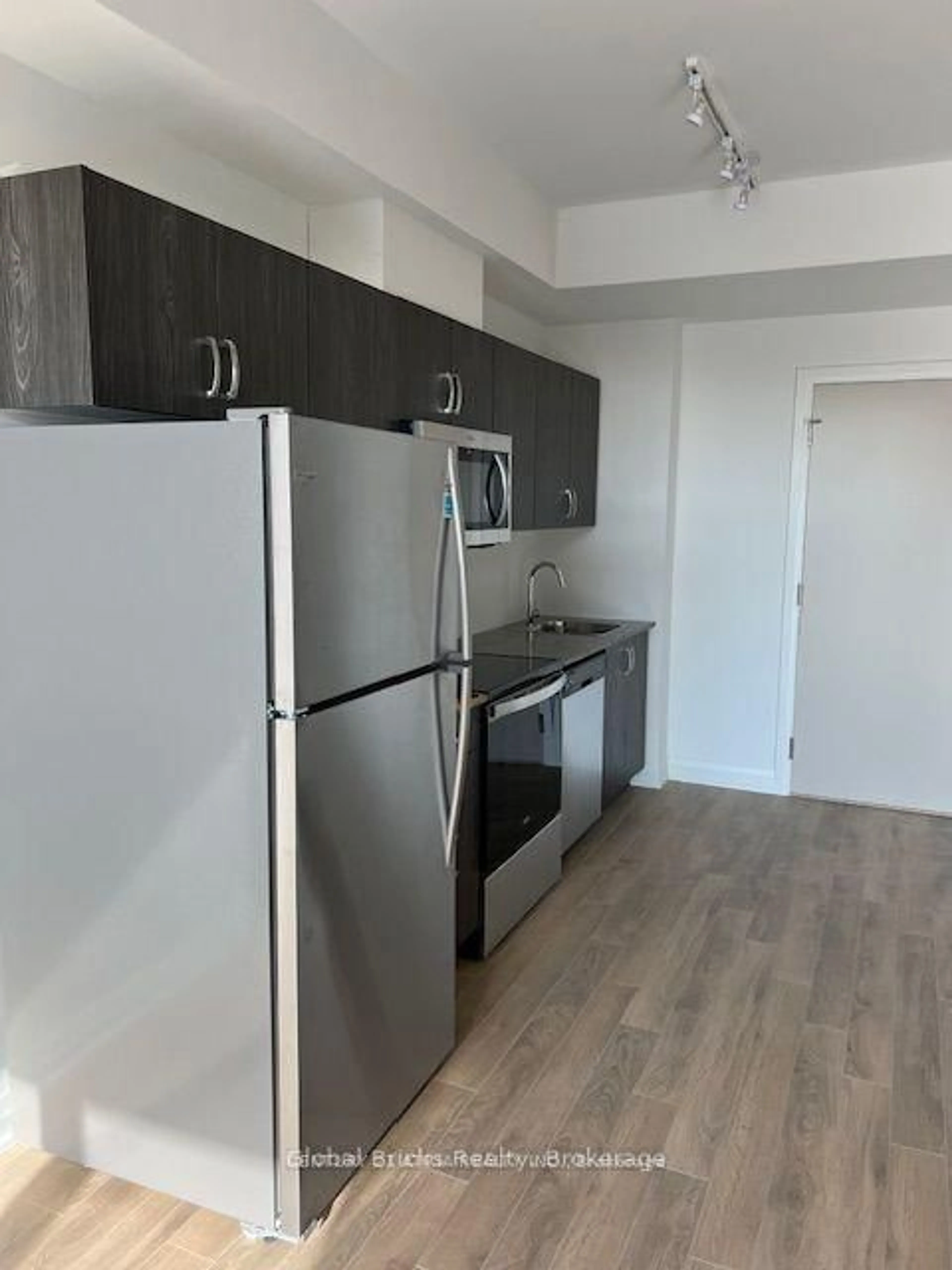 Standard kitchen, wood/laminate floor for 10 Meadowglen Pl #410, Toronto Ontario M1G 0A8