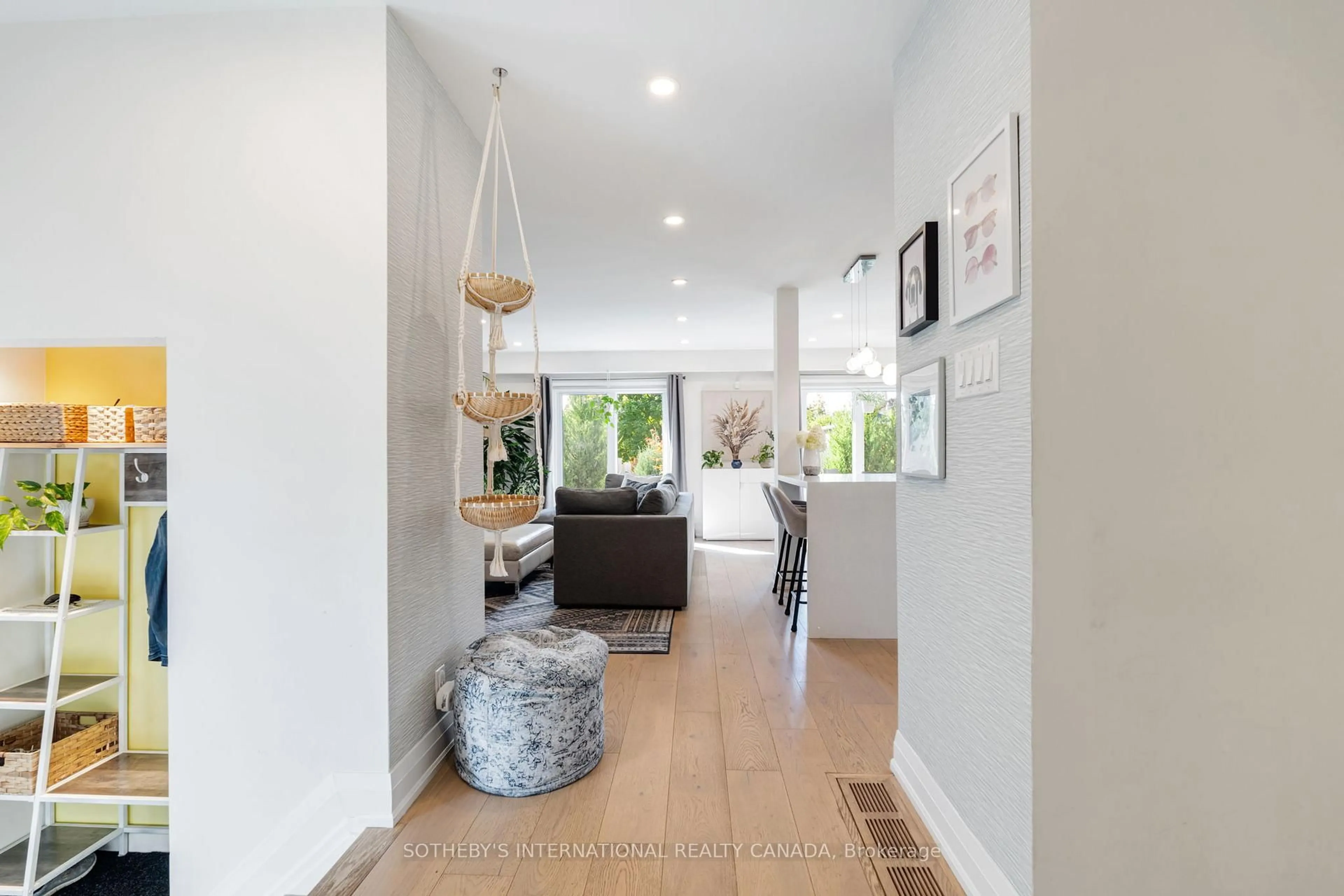 Indoor entryway for 902 Vistula Dr, Pickering Ontario L1W 2L5