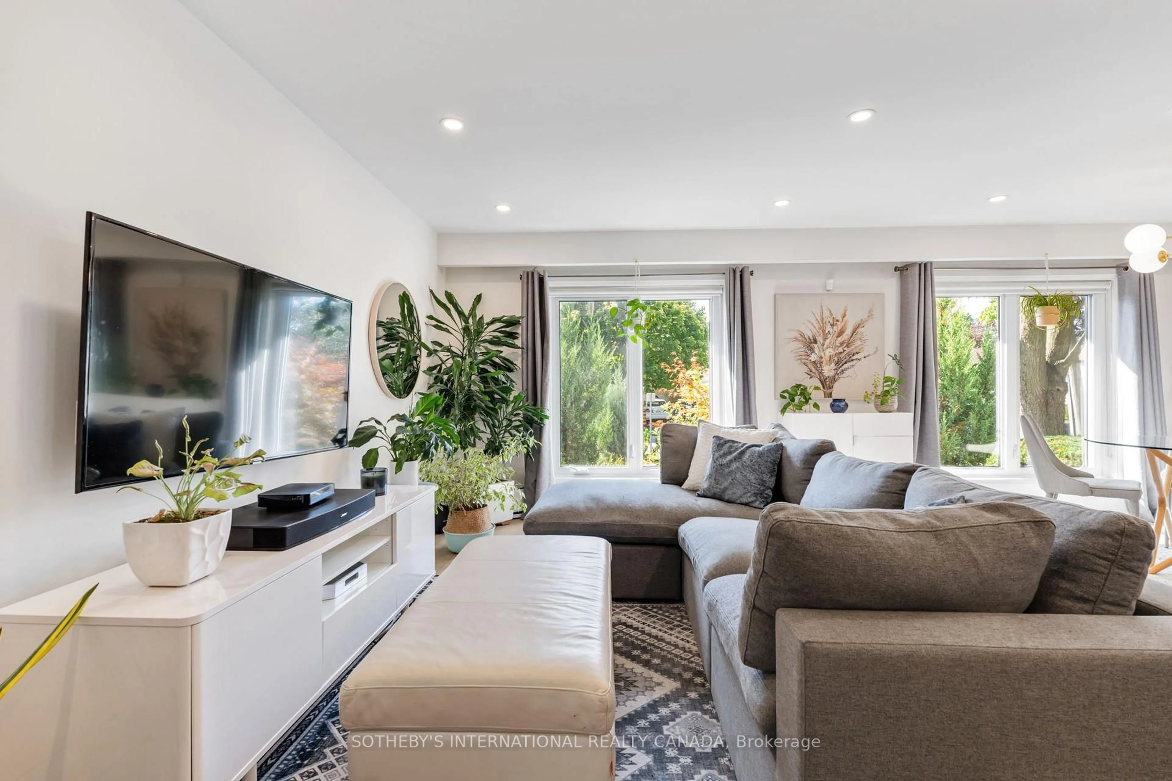 Living room with furniture, unknown for 902 Vistula Dr, Pickering Ontario L1W 2L5