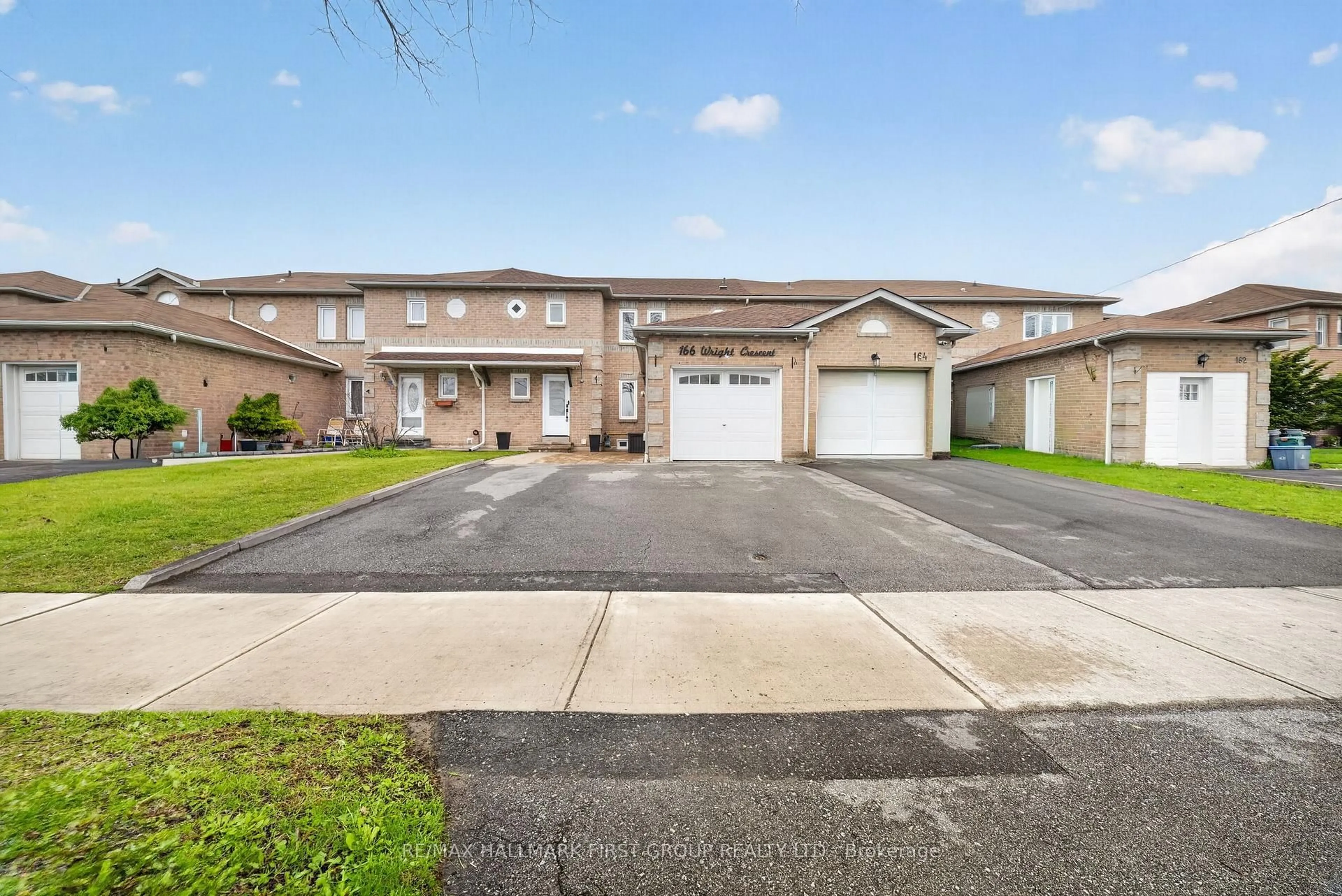 A pic from outside/outdoor area/front of a property/back of a property/a pic from drone, street for 166 Wright Cres, Ajax Ontario L1S 6X4