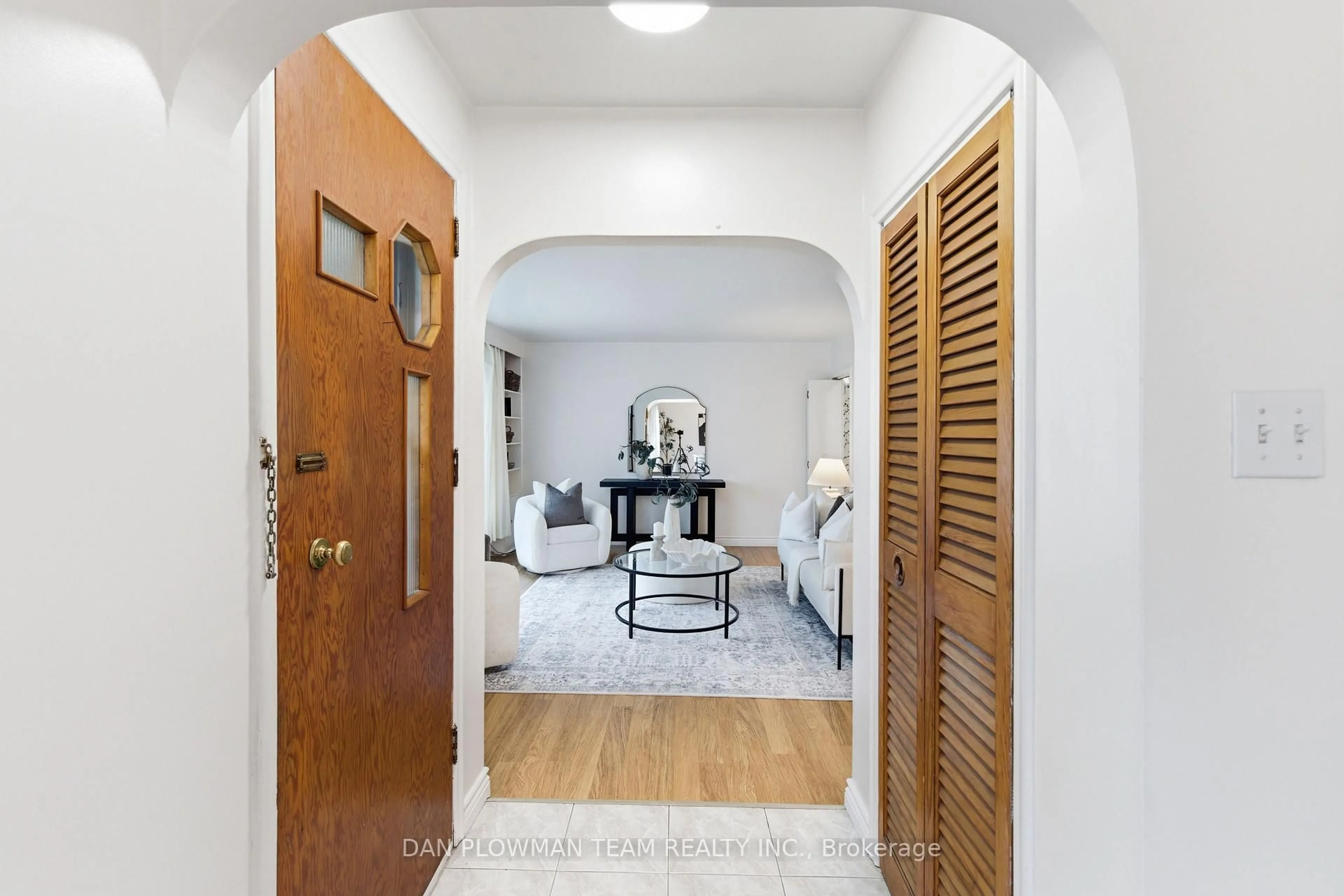 Indoor entryway for 108 Powell Rd, Whitby Ontario L1N 2H3