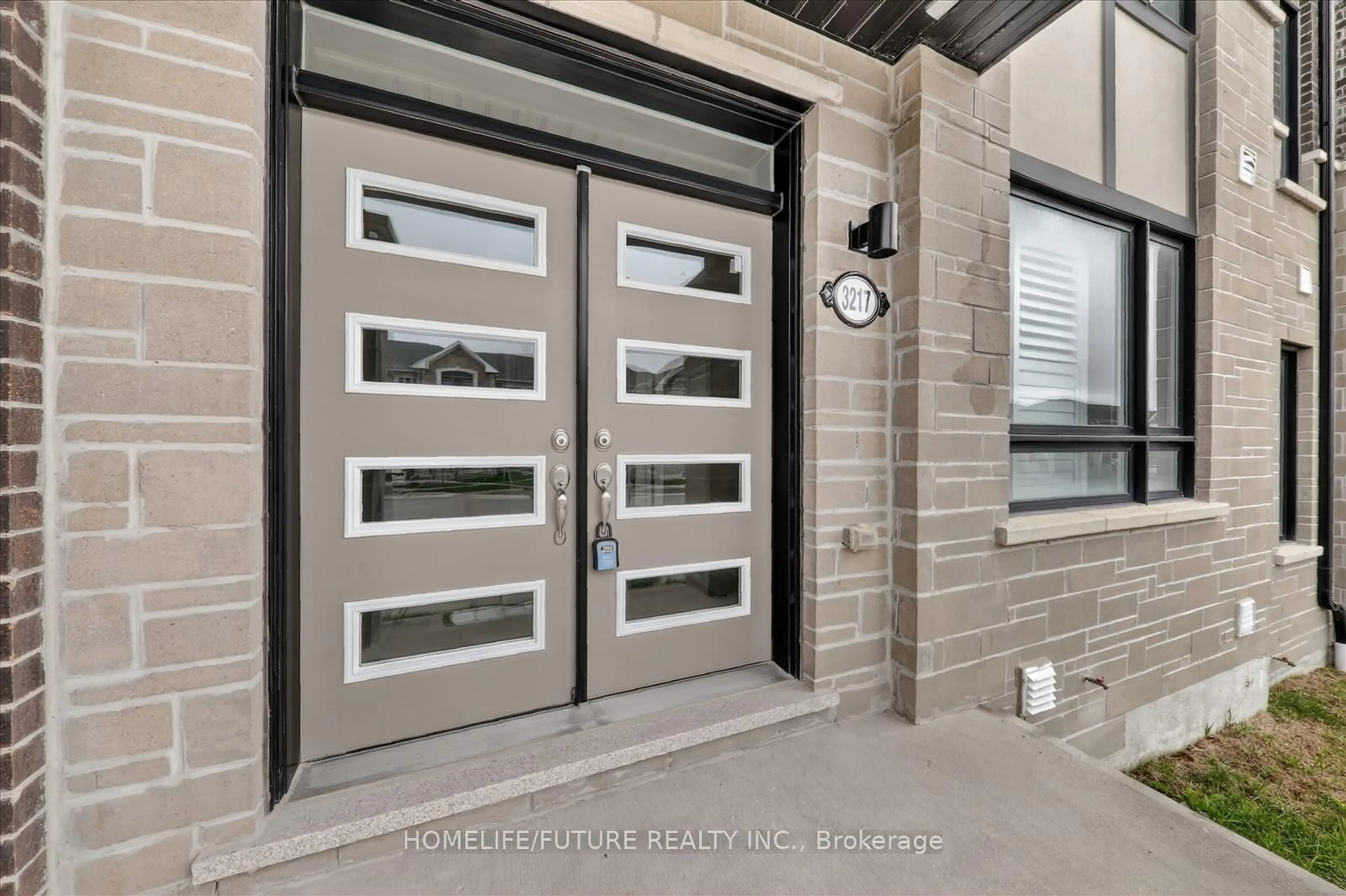 Indoor entryway for 3217 Brigadier Ave, Pickering Ontario L1X 0N4