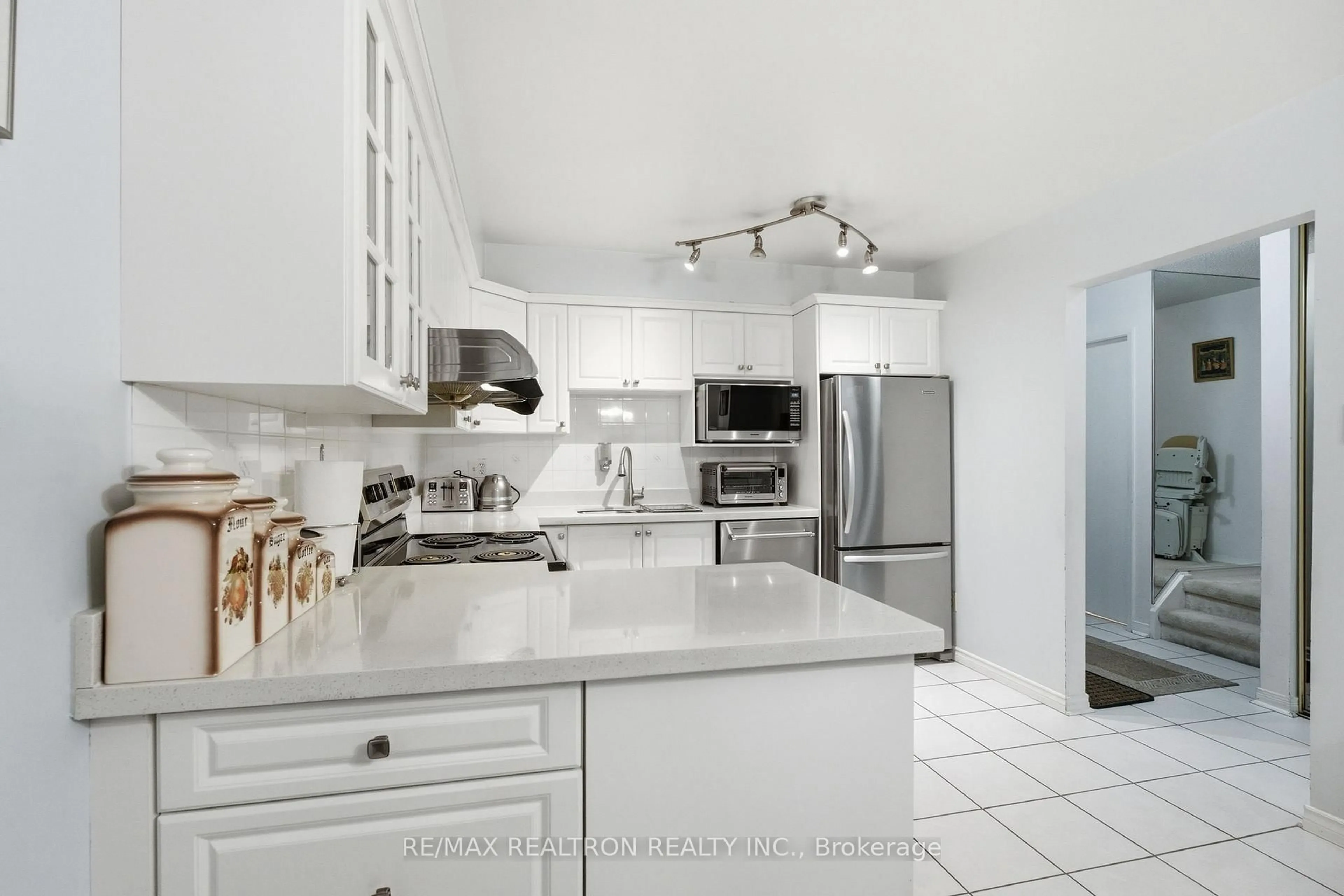 Open concept kitchen, ceramic/tile floor for 108 Quantrell Tr, Toronto Ontario M1B 1L8