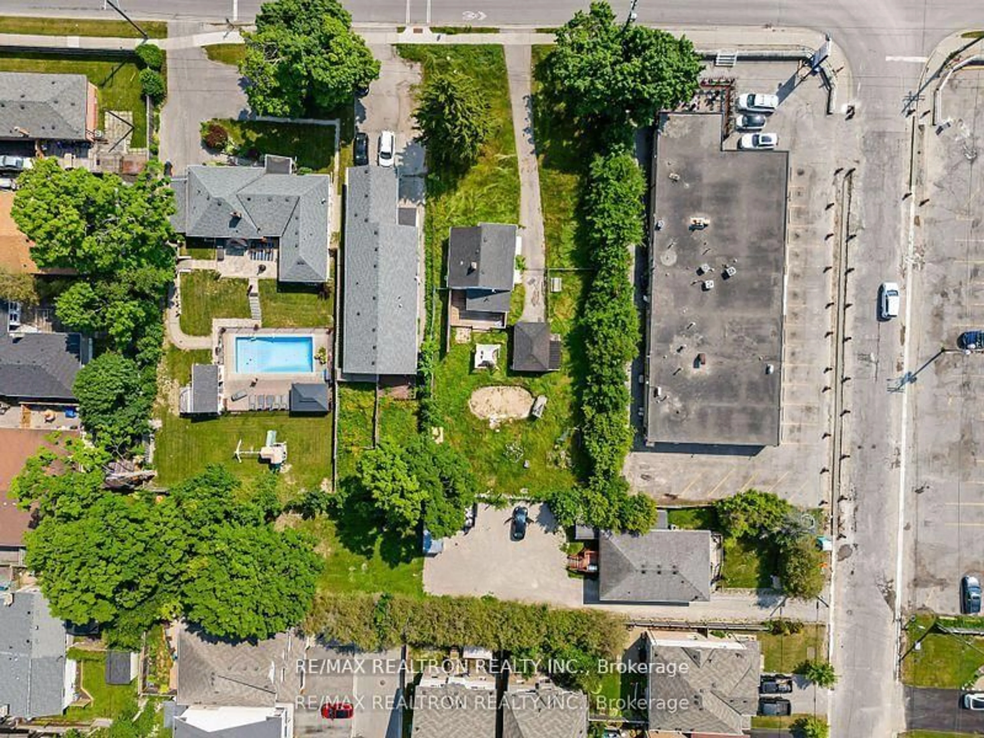 A pic from outside/outdoor area/front of a property/back of a property/a pic from drone, street for 780 Liverpool Rd, Pickering Ontario L1W 1S1