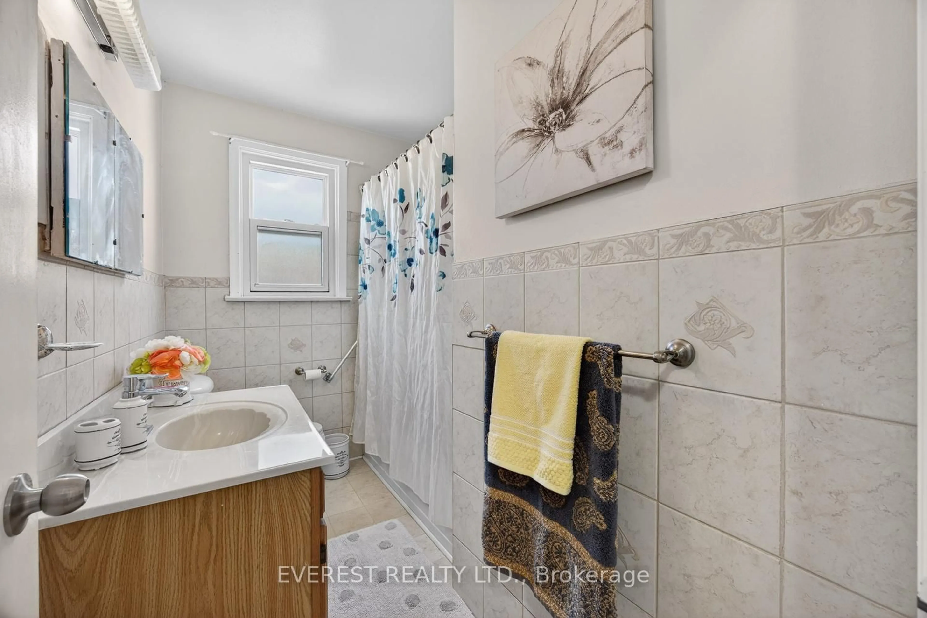 Standard bathroom, ceramic/tile floor for 80 Nelson St, Toronto Ontario M1J 2V8