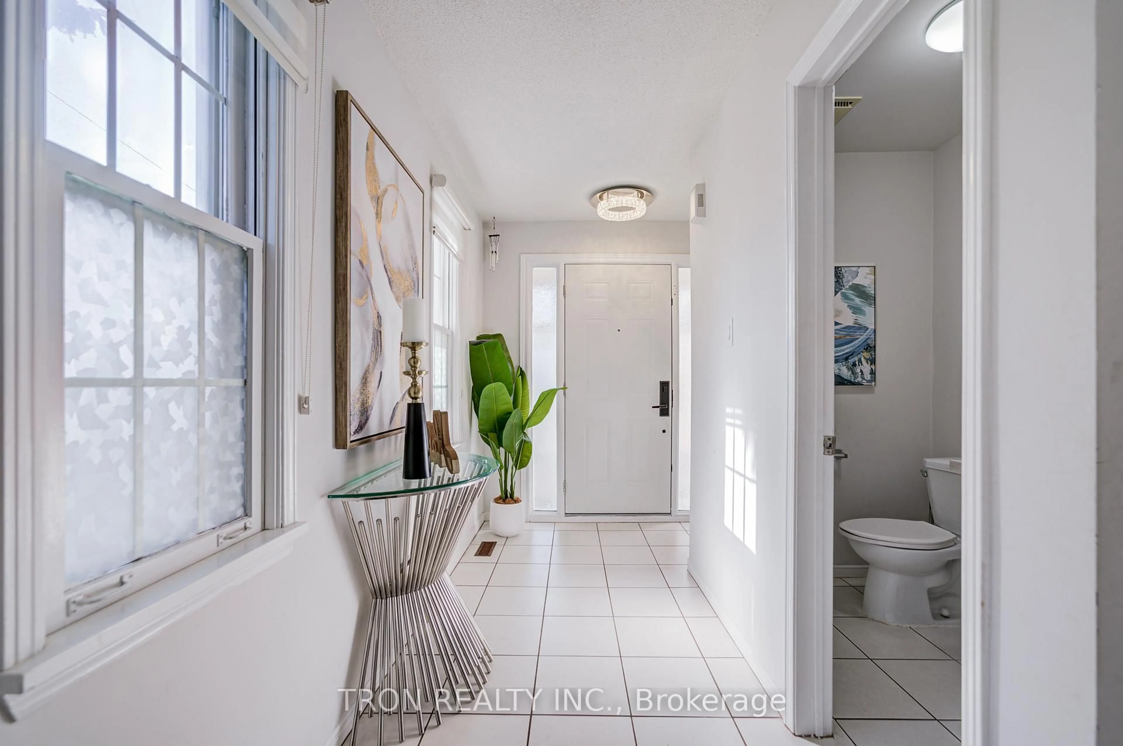 Indoor entryway for 256 Alexmuir Blvd, Toronto Ontario M1V 1T7