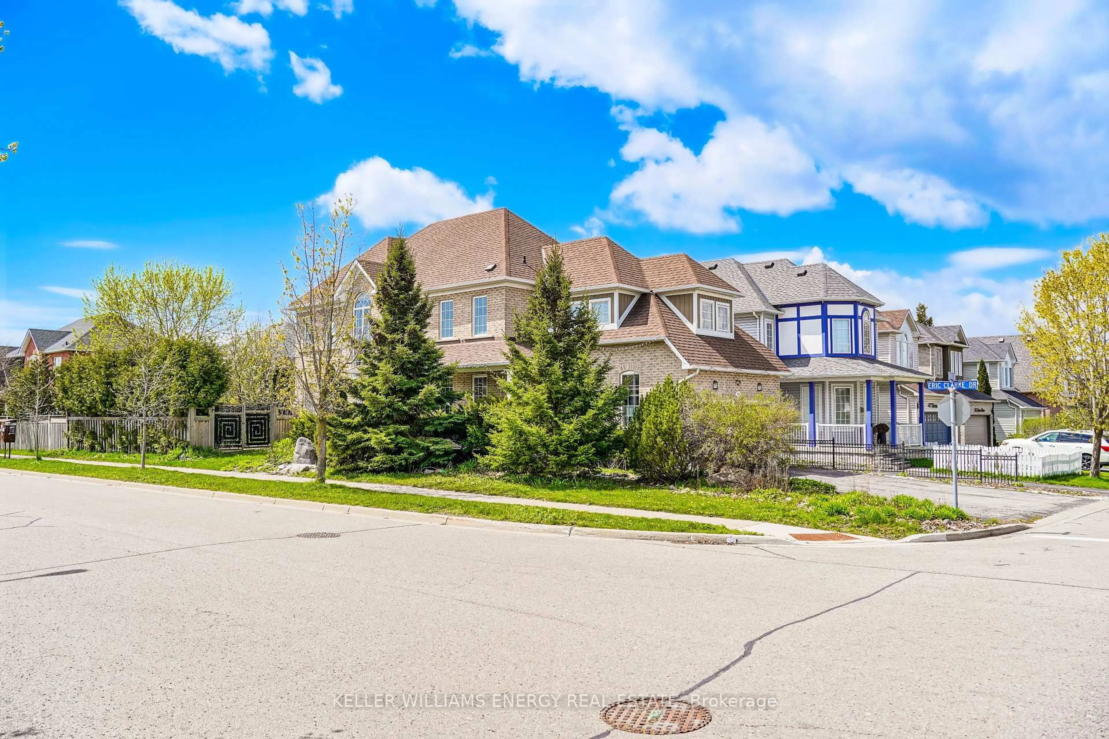 A pic from outside/outdoor area/front of a property/back of a property/a pic from drone, street for 51 Divine Dr, Whitby Ontario L1R 2T5