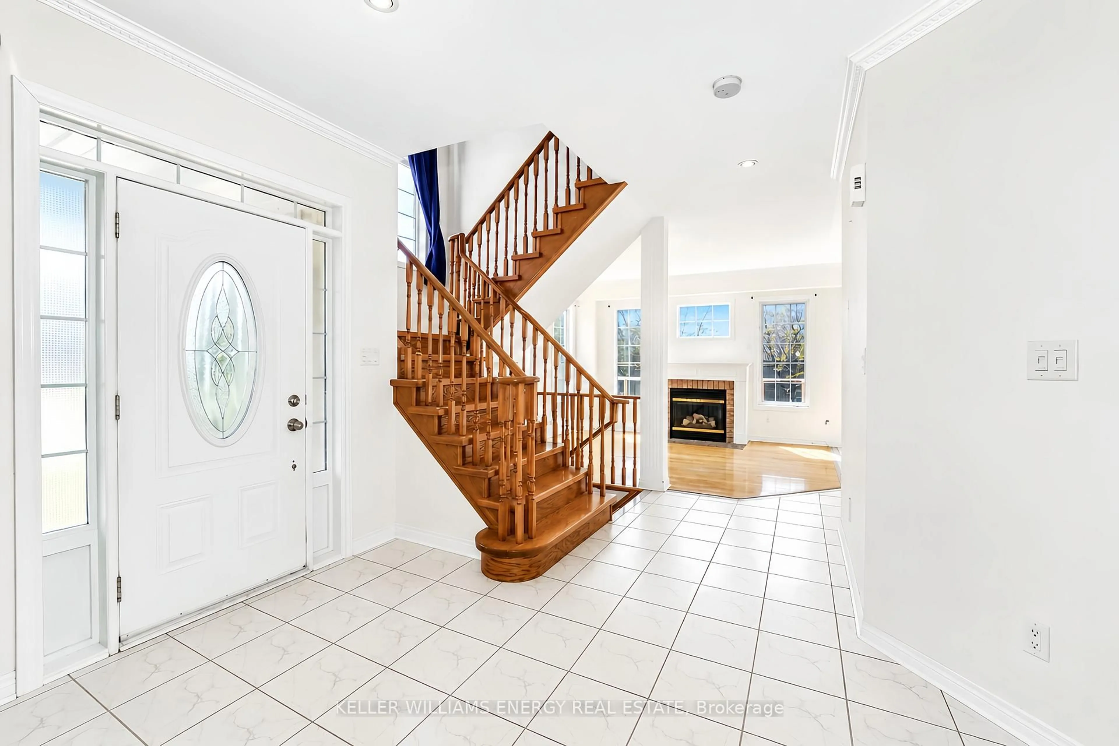 Indoor entryway for 51 Divine Dr, Whitby Ontario L1R 2T5