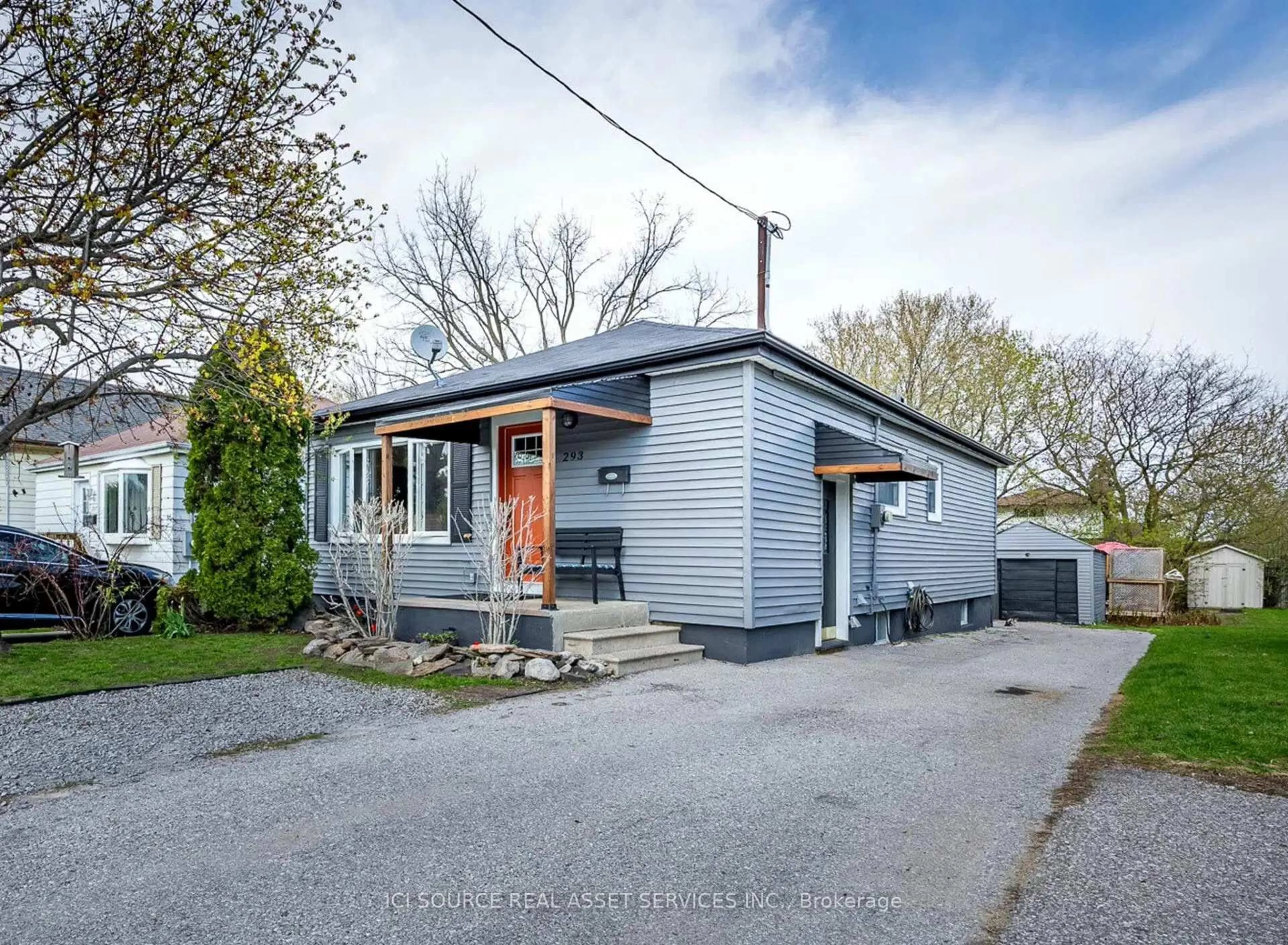 A pic from outside/outdoor area/front of a property/back of a property/a pic from drone, street for 293 Oshawa Blvd, Oshawa Ontario L1G 5T2