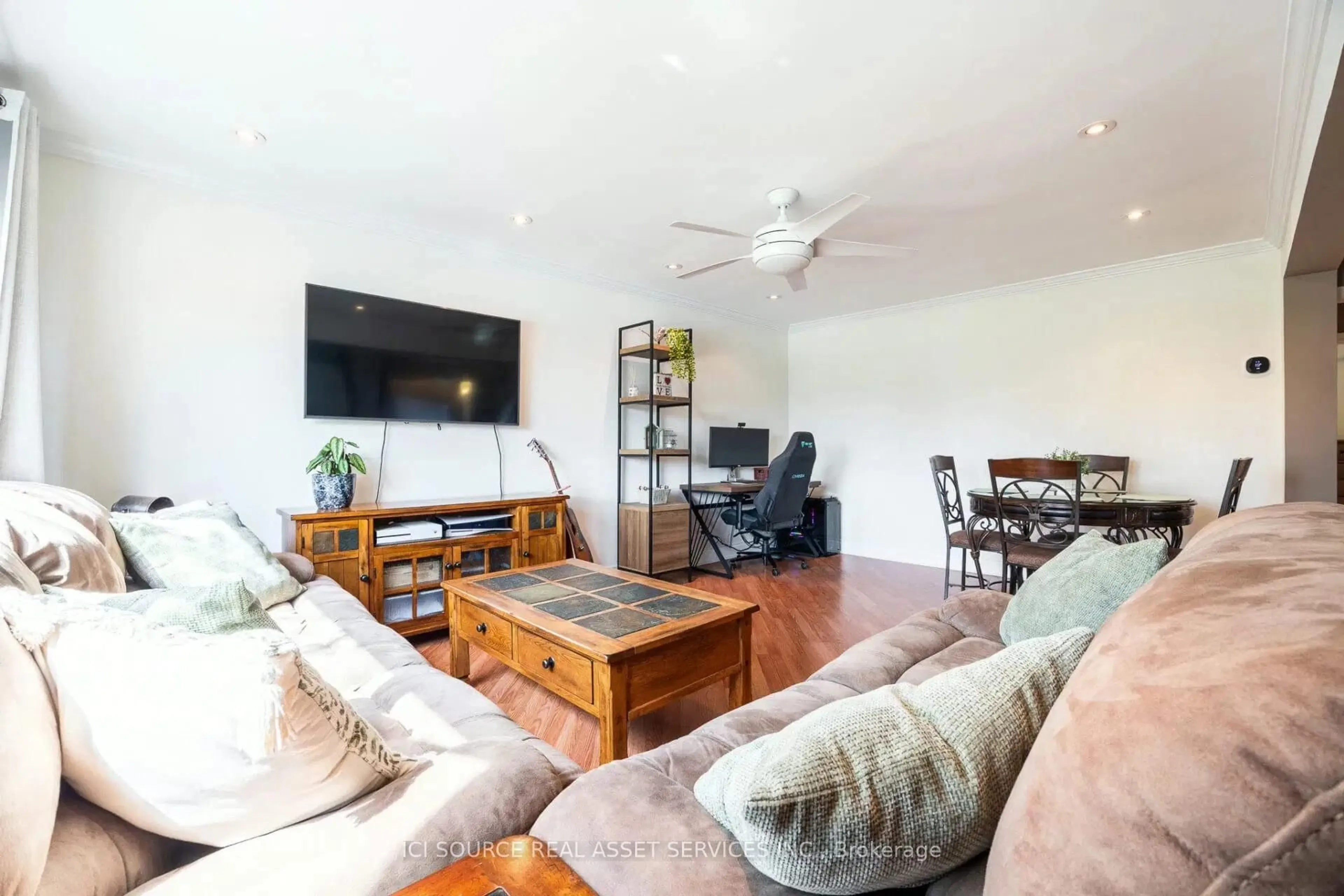 Living room with furniture, wood/laminate floor for 293 Oshawa Blvd, Oshawa Ontario L1G 5T2