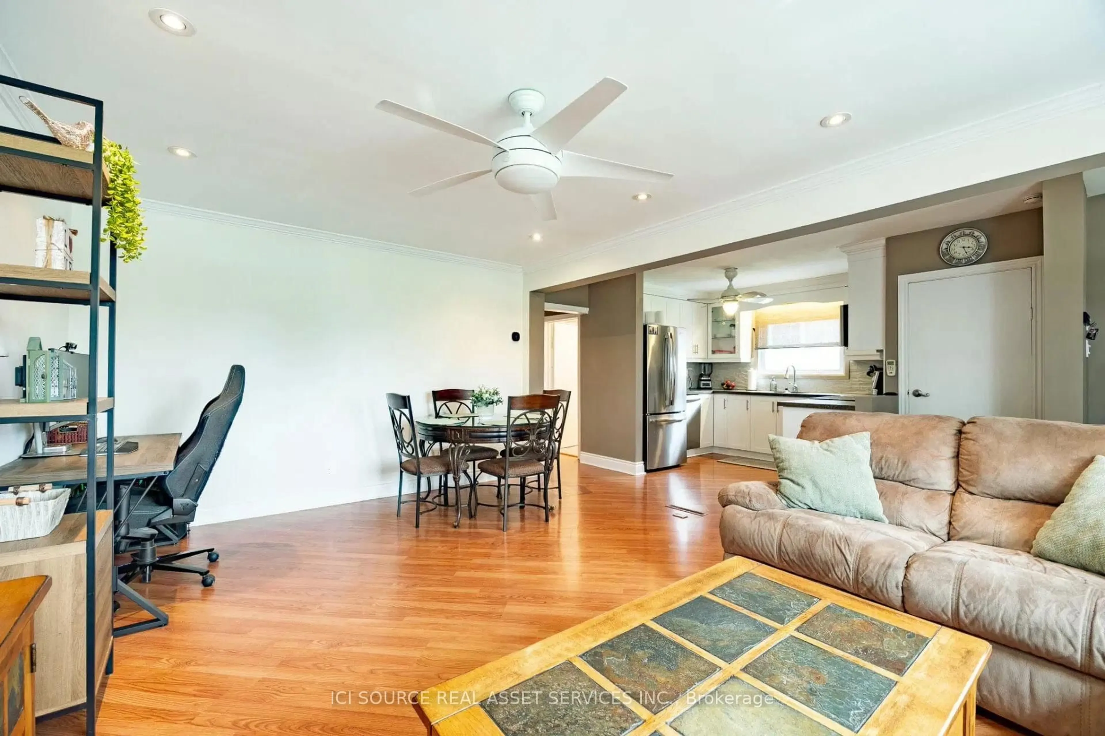 Living room with furniture, wood/laminate floor for 293 Oshawa Blvd, Oshawa Ontario L1G 5T2