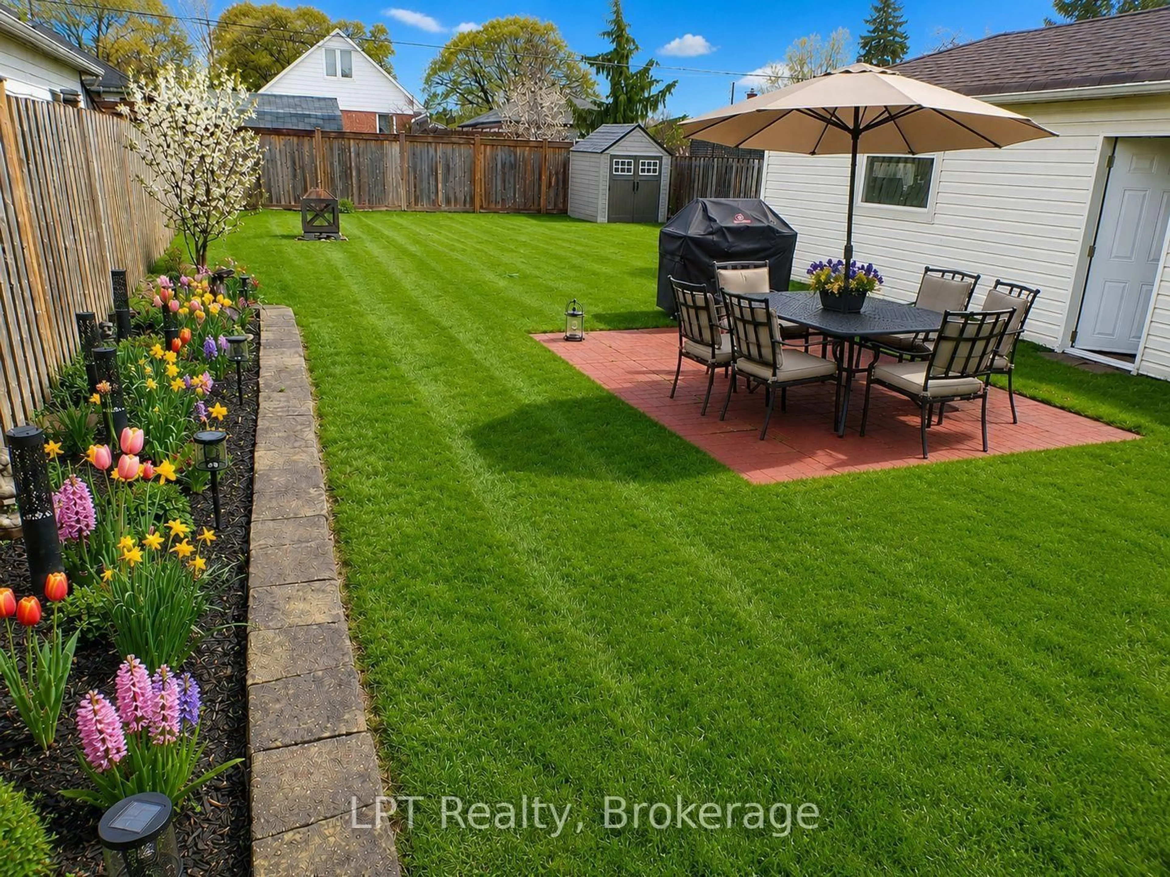 A pic from outside/outdoor area/front of a property/back of a property/a pic from drone, street for 256 Farewell St, Oshawa Ontario L1H 6L9