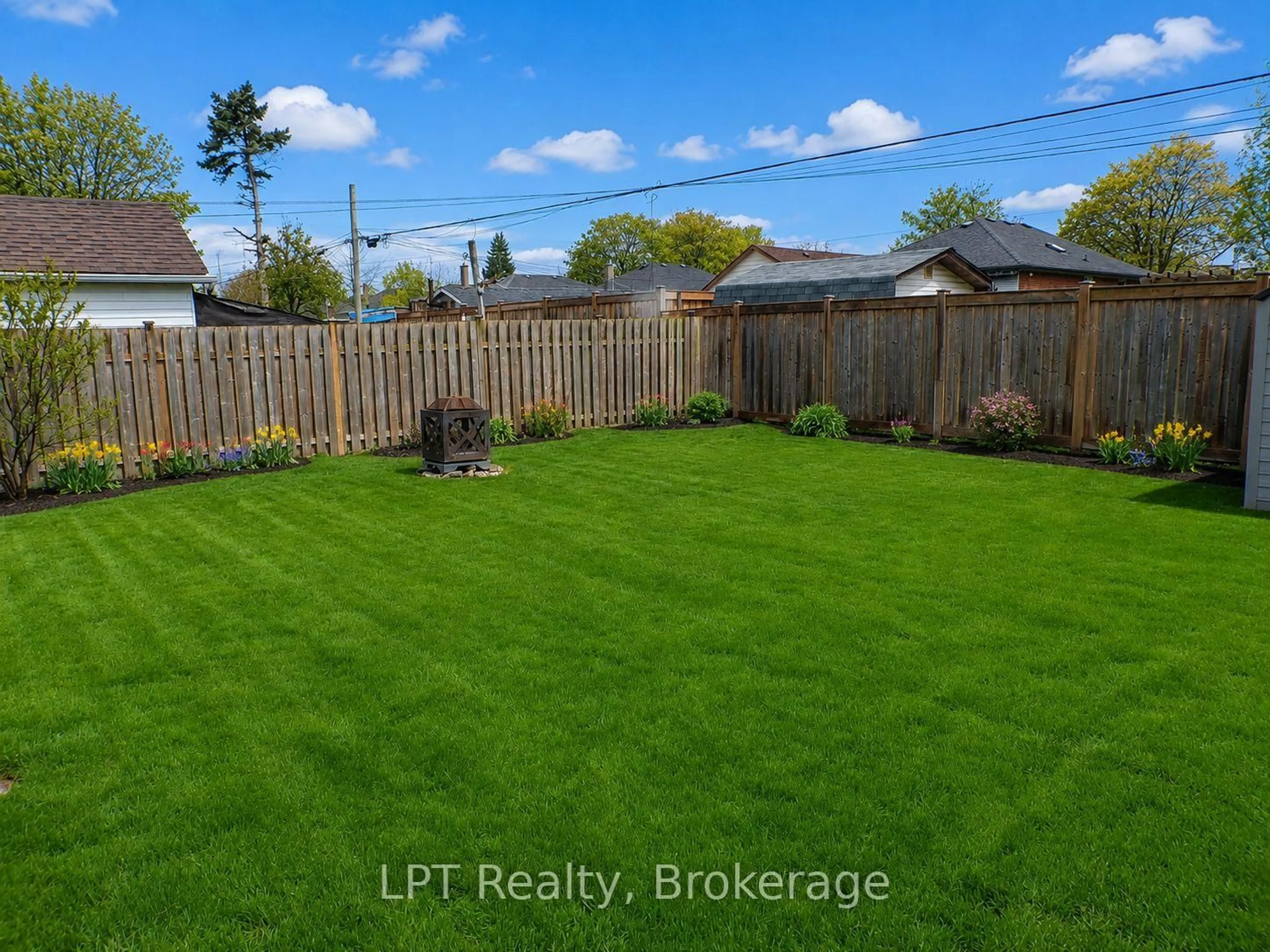A pic from outside/outdoor area/front of a property/back of a property/a pic from drone, water/lake/river/ocean view for 256 Farewell St, Oshawa Ontario L1H 6L9