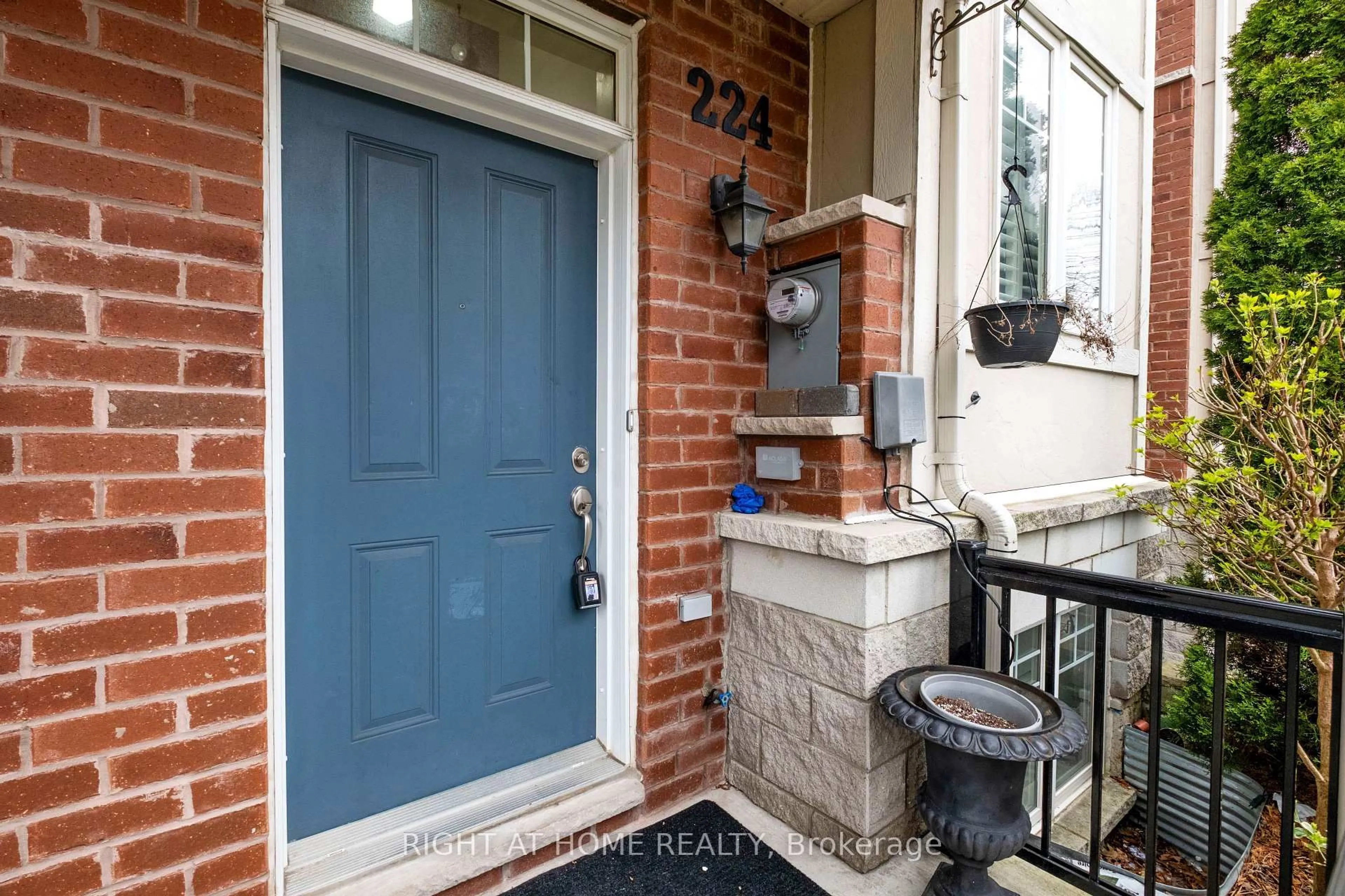 Indoor entryway for 224 Dairy Dr, Toronto Ontario M1L 0G4
