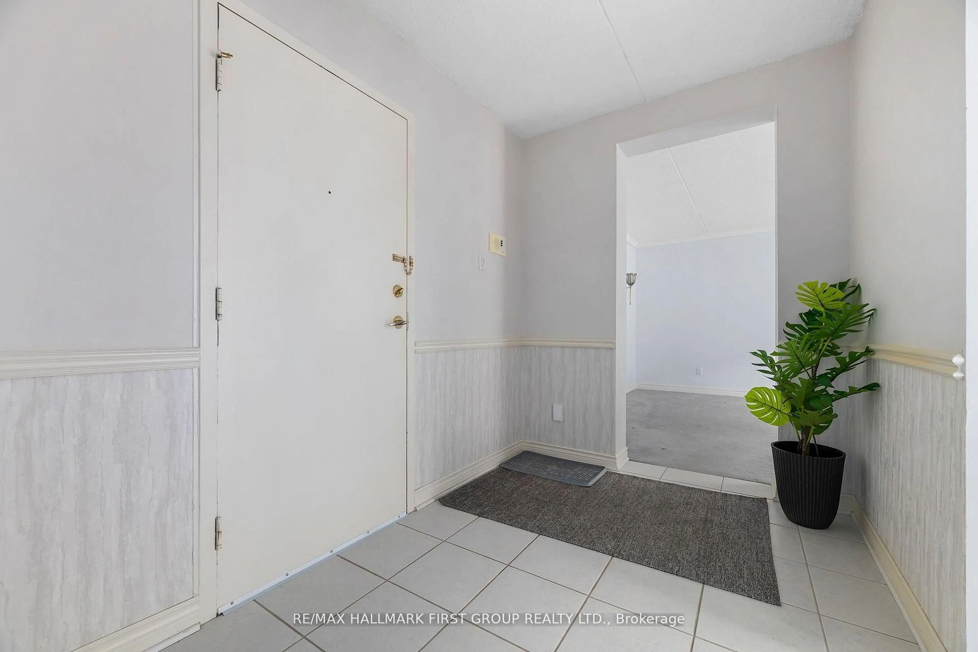 Indoor foyer for 580 Mary St #102, Whitby Ontario L1N 2R3