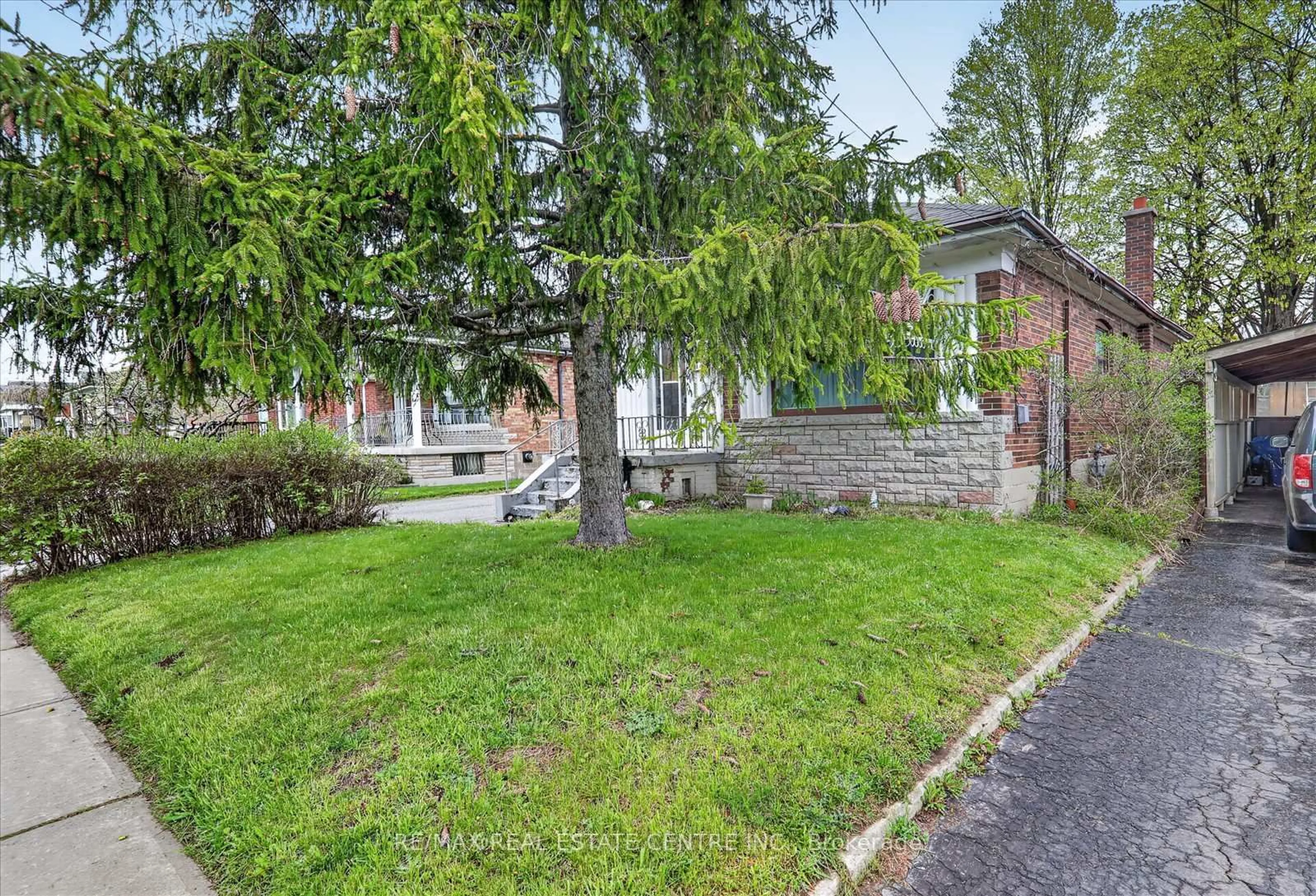 A pic from outside/outdoor area/front of a property/back of a property/a pic from drone, street for 88 Ellendale Dr, Toronto Ontario M1P 1N5