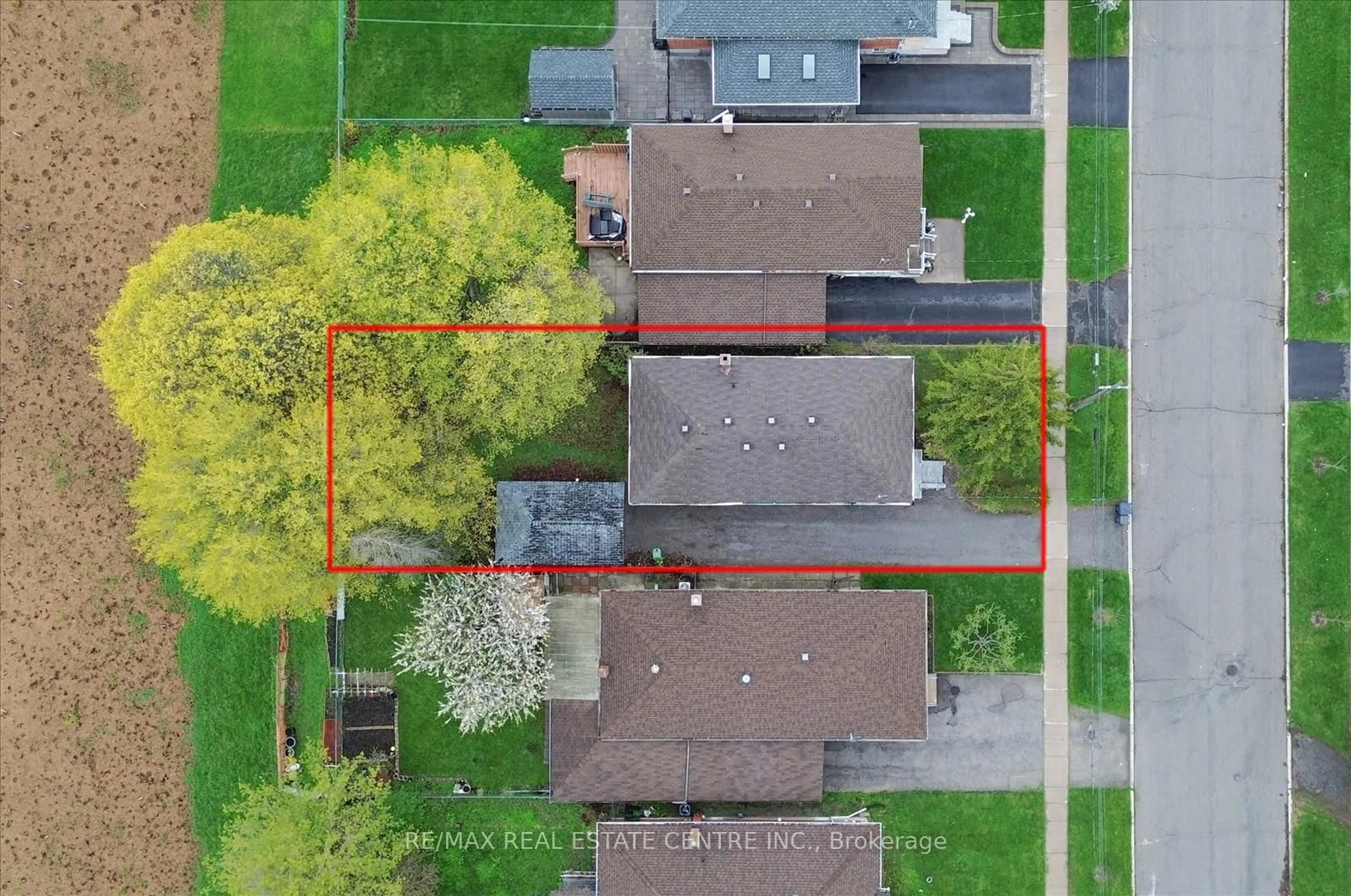 A pic from outside/outdoor area/front of a property/back of a property/a pic from drone, street for 88 Ellendale Dr, Toronto Ontario M1P 1N5