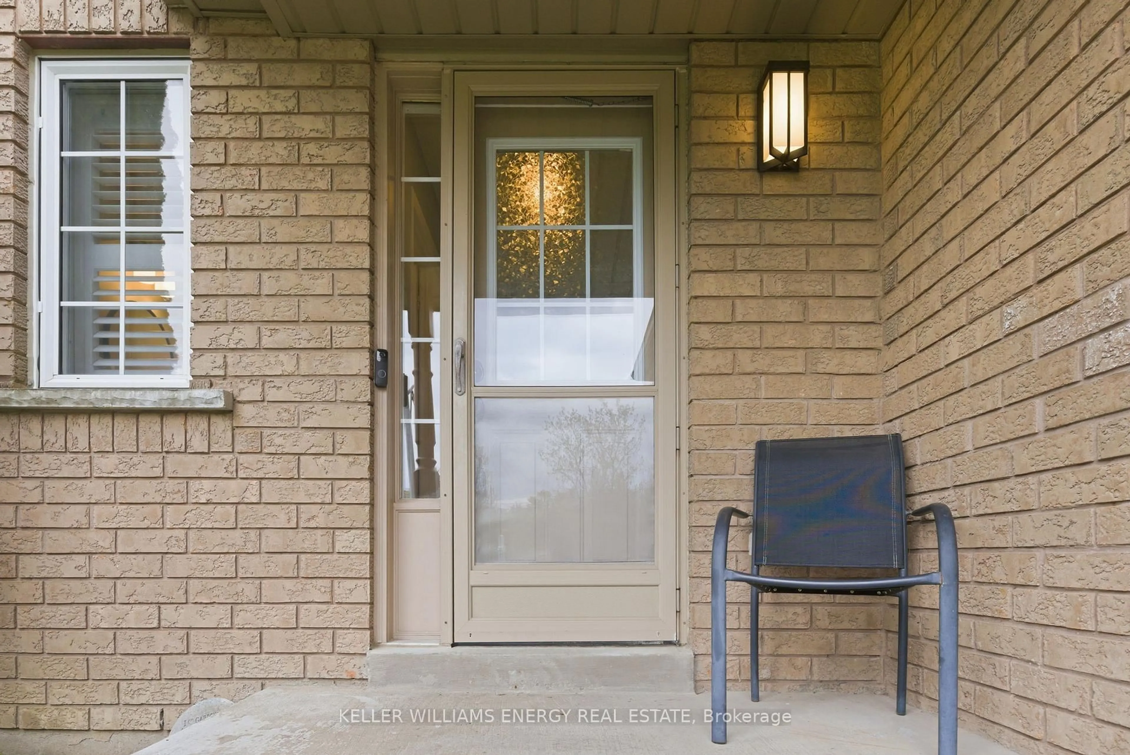 Indoor entryway for 590 Brasswinds Tr, Oshawa Ontario L1K 2Z2