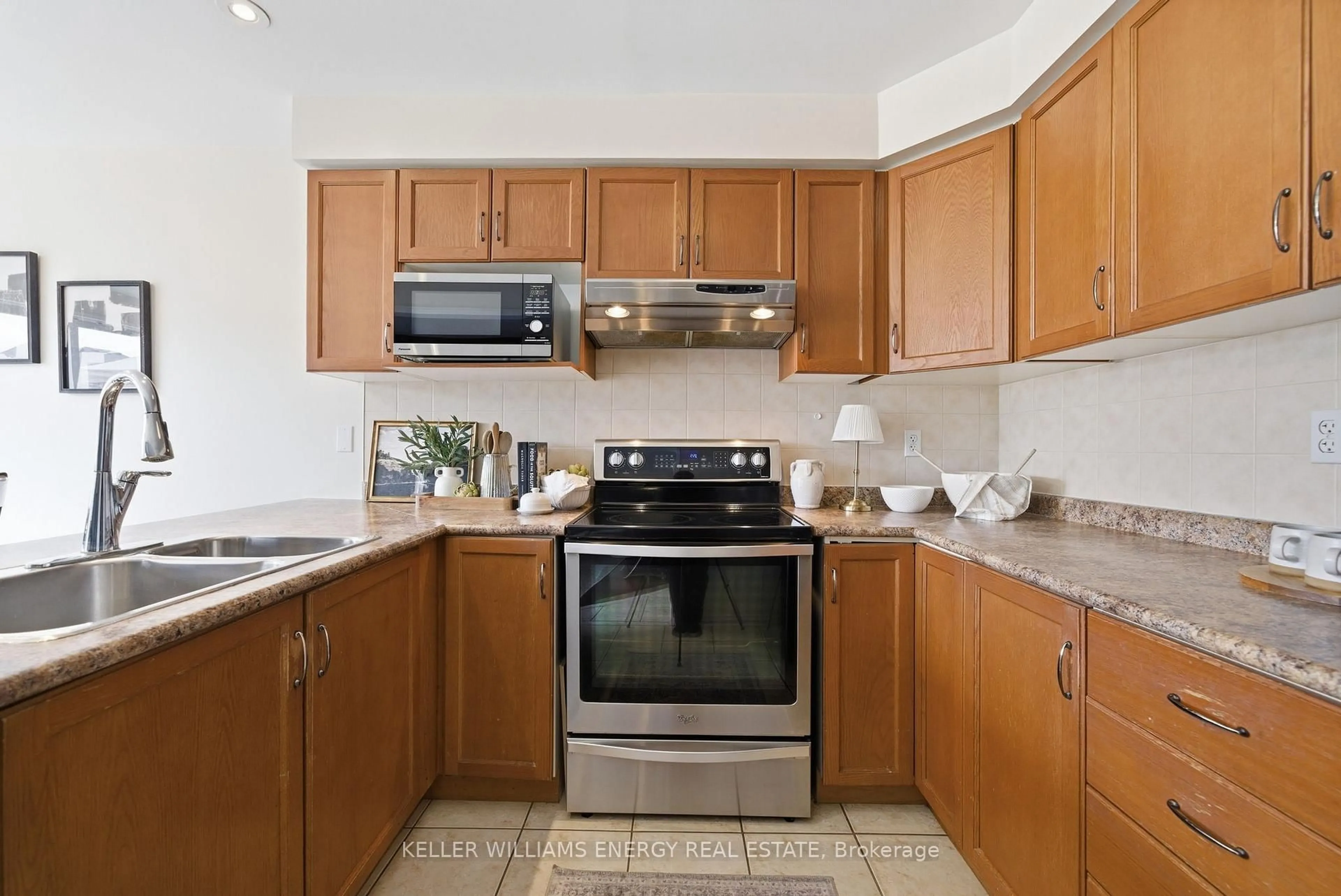 Standard kitchen, unknown for 590 Brasswinds Tr, Oshawa Ontario L1K 2Z2