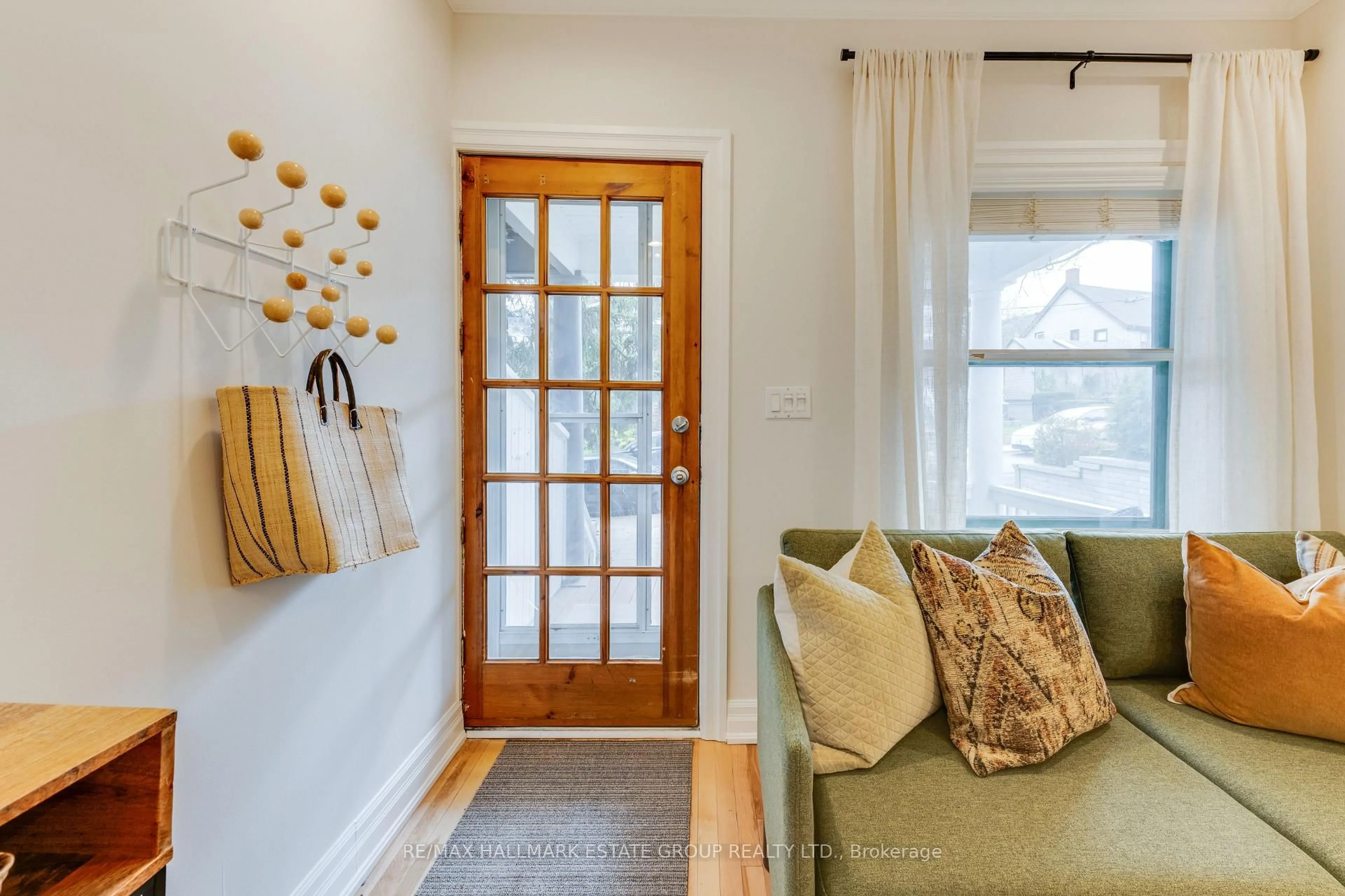 Indoor entryway for 335 Kenilworth Ave, Toronto Ontario M4L 3S9