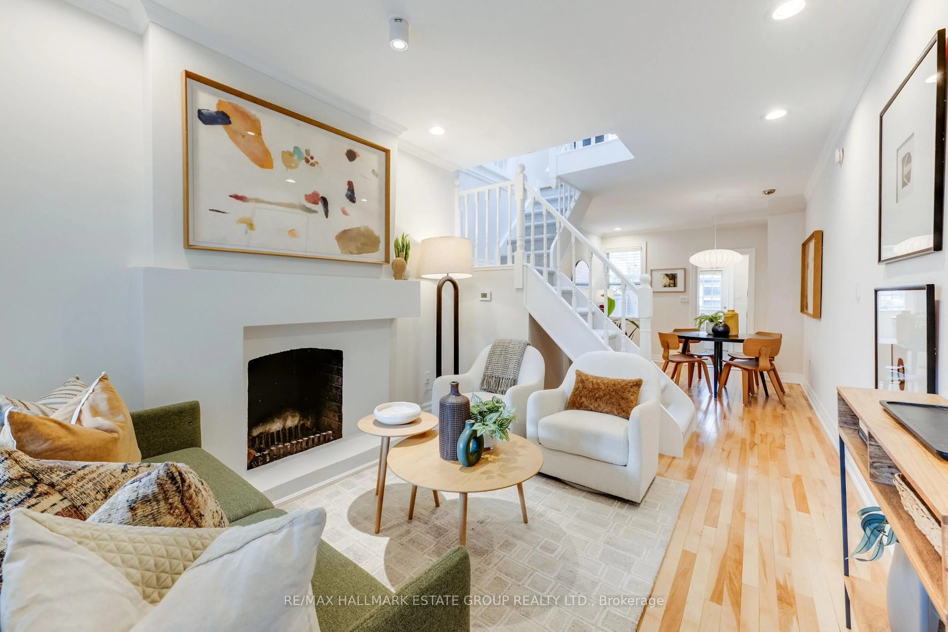 Living room with furniture, unknown for 335 Kenilworth Ave, Toronto Ontario M4L 3S9
