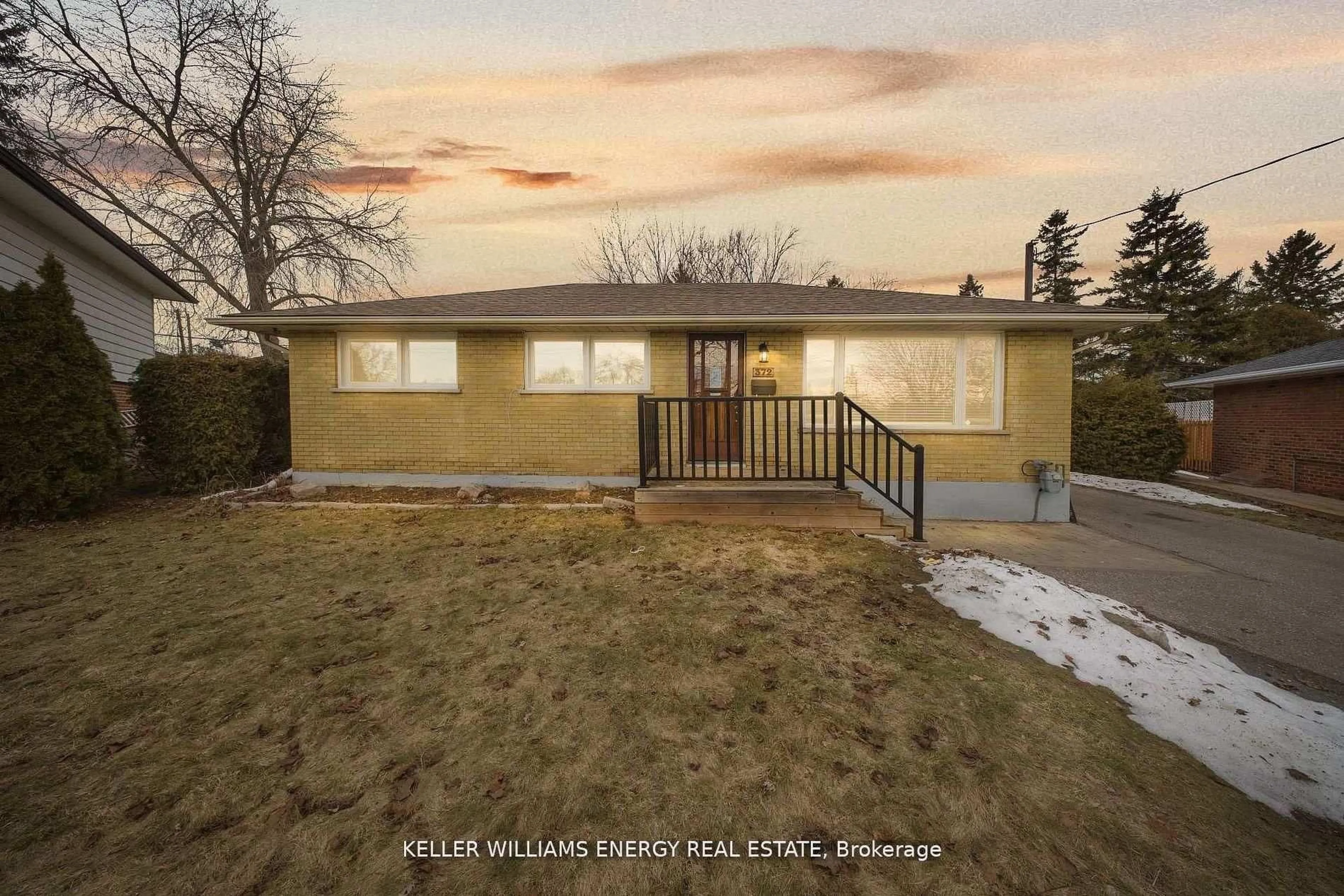A pic from outside/outdoor area/front of a property/back of a property/a pic from drone, street for 372 Garden Crt, Oshawa Ontario L1J 3E4