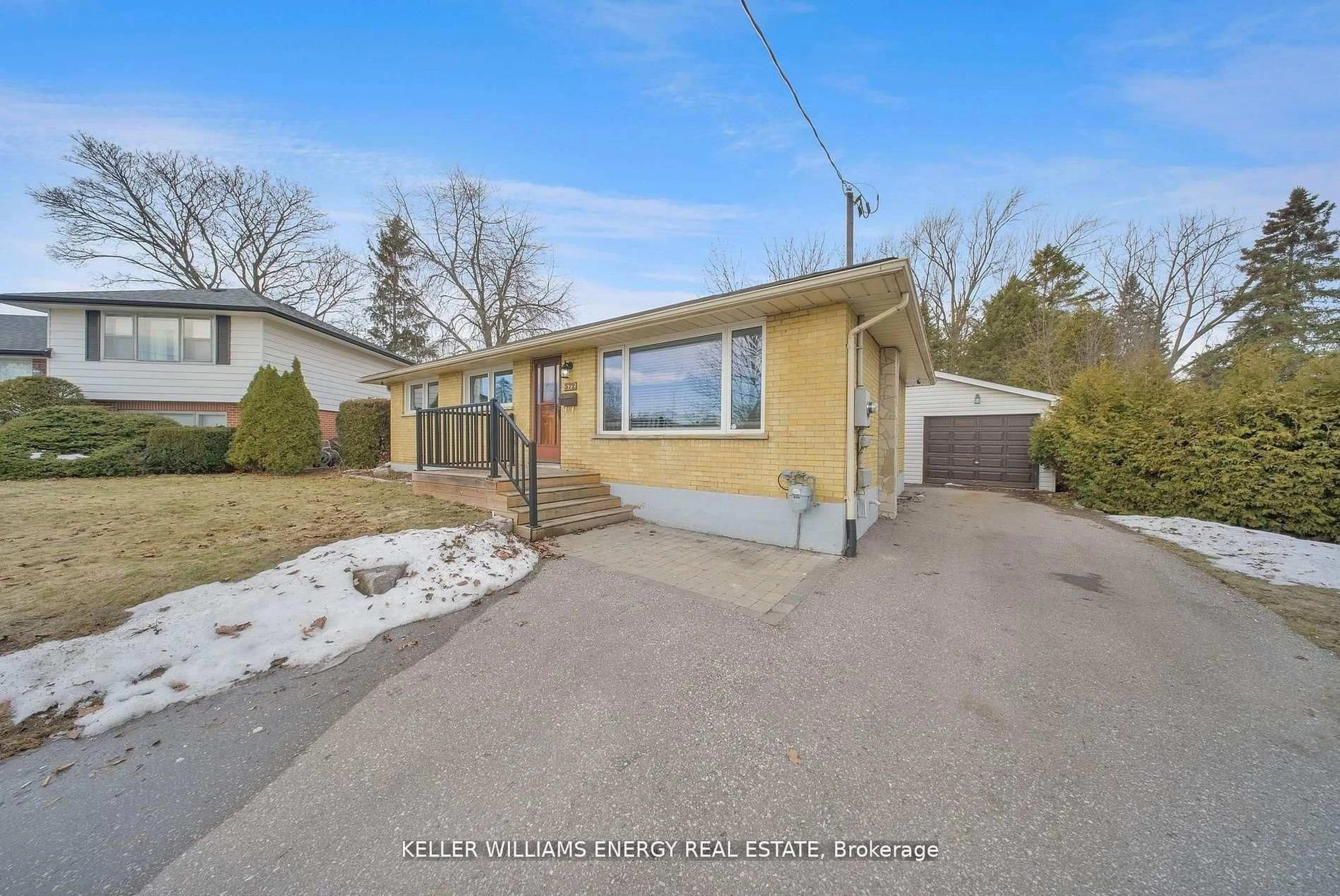 A pic from outside/outdoor area/front of a property/back of a property/a pic from drone, street for 372 Garden Crt, Oshawa Ontario L1J 3E4