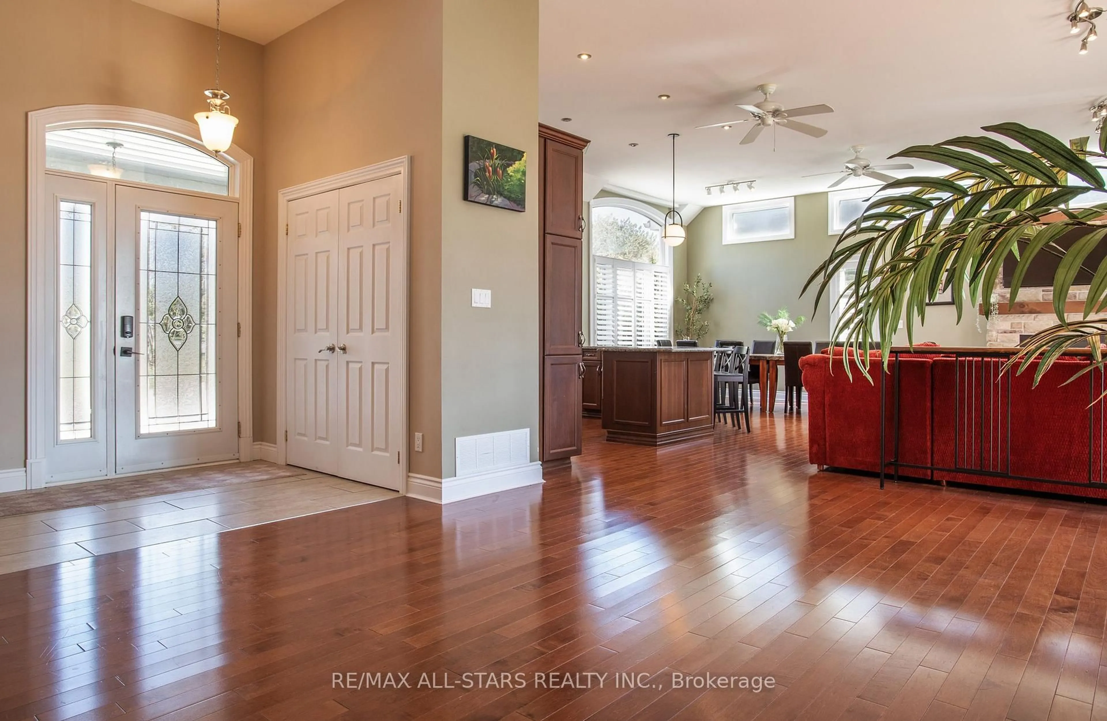Indoor entryway for 253 Stephenson Point Rd, Scugog Ontario L9L 1B4