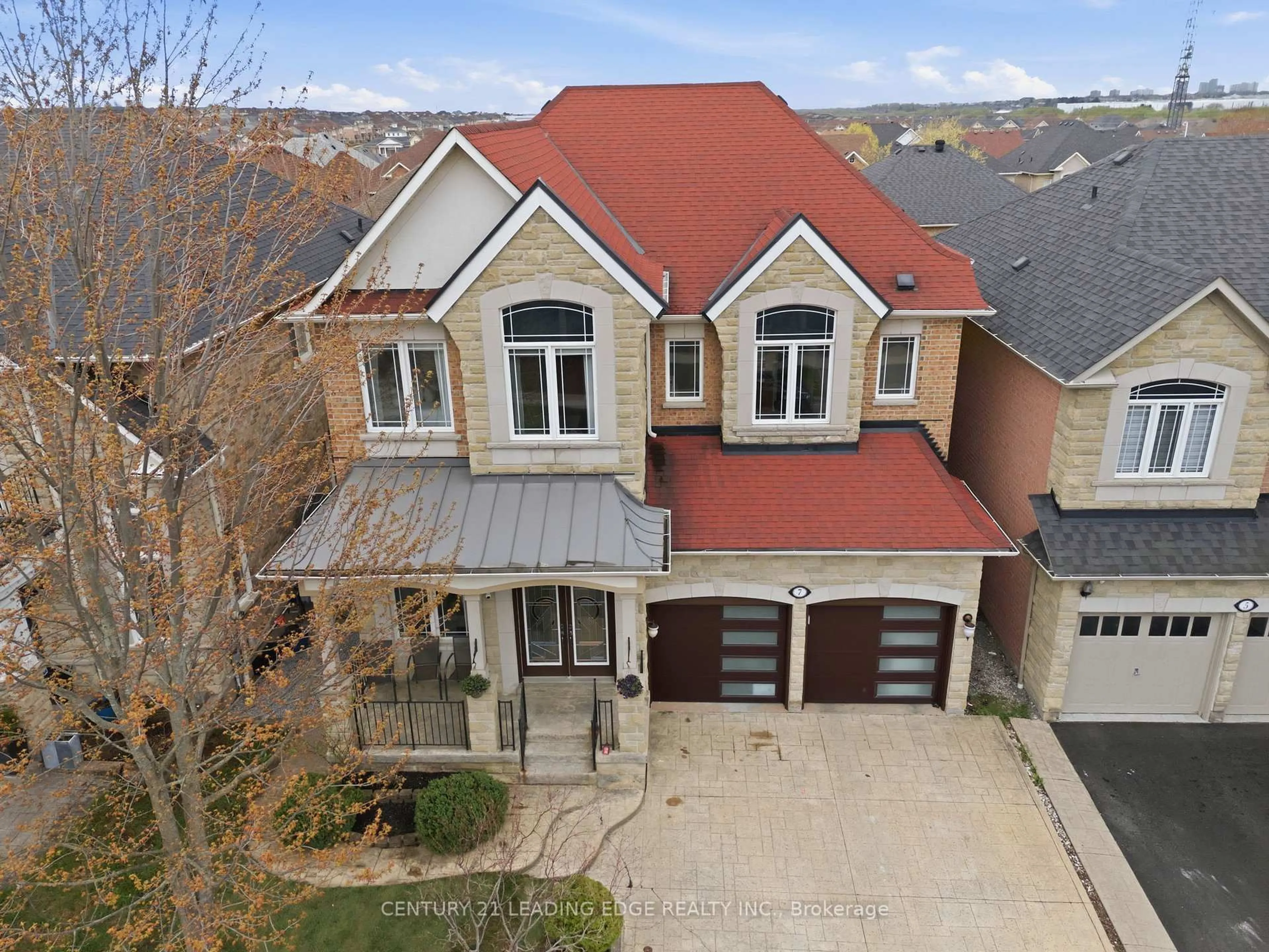 A pic from outside/outdoor area/front of a property/back of a property/a pic from drone, street for 7 Salvage St, Ajax Ontario L1Z 1S5