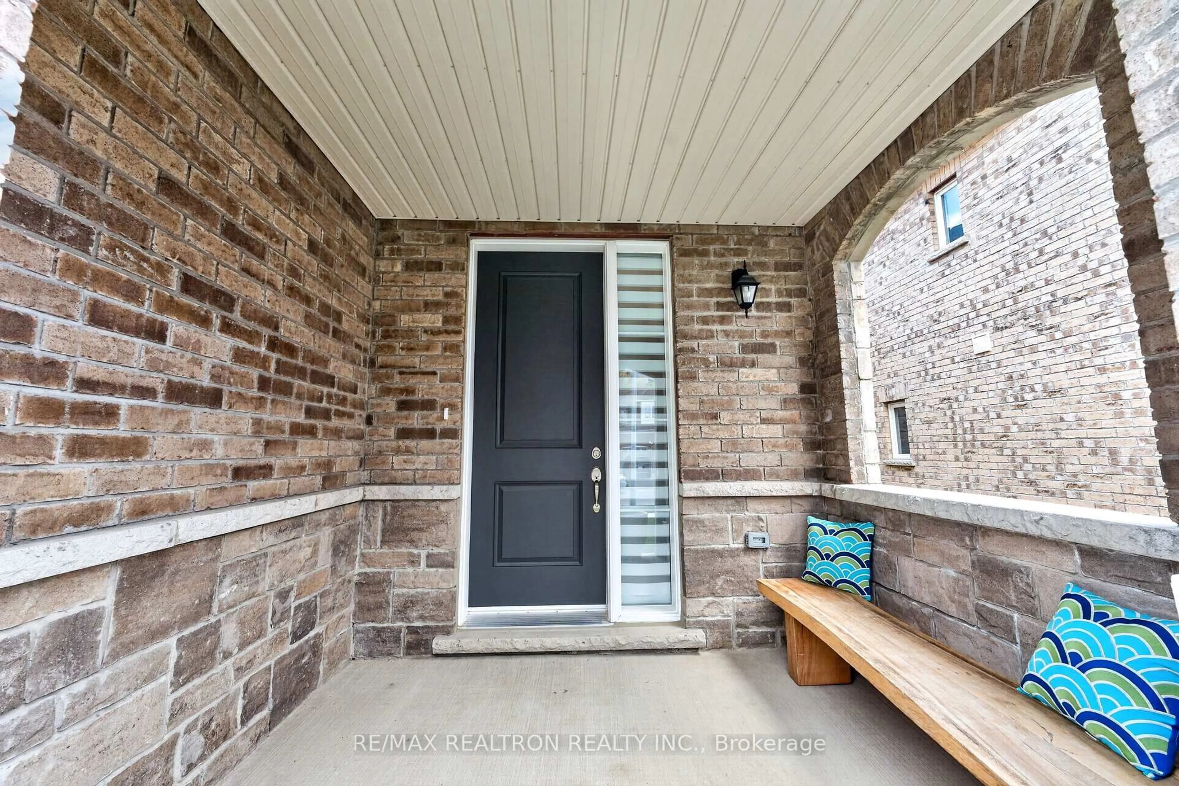 Indoor entryway for 7 Forman St, Scugog Ontario L9L 0B2
