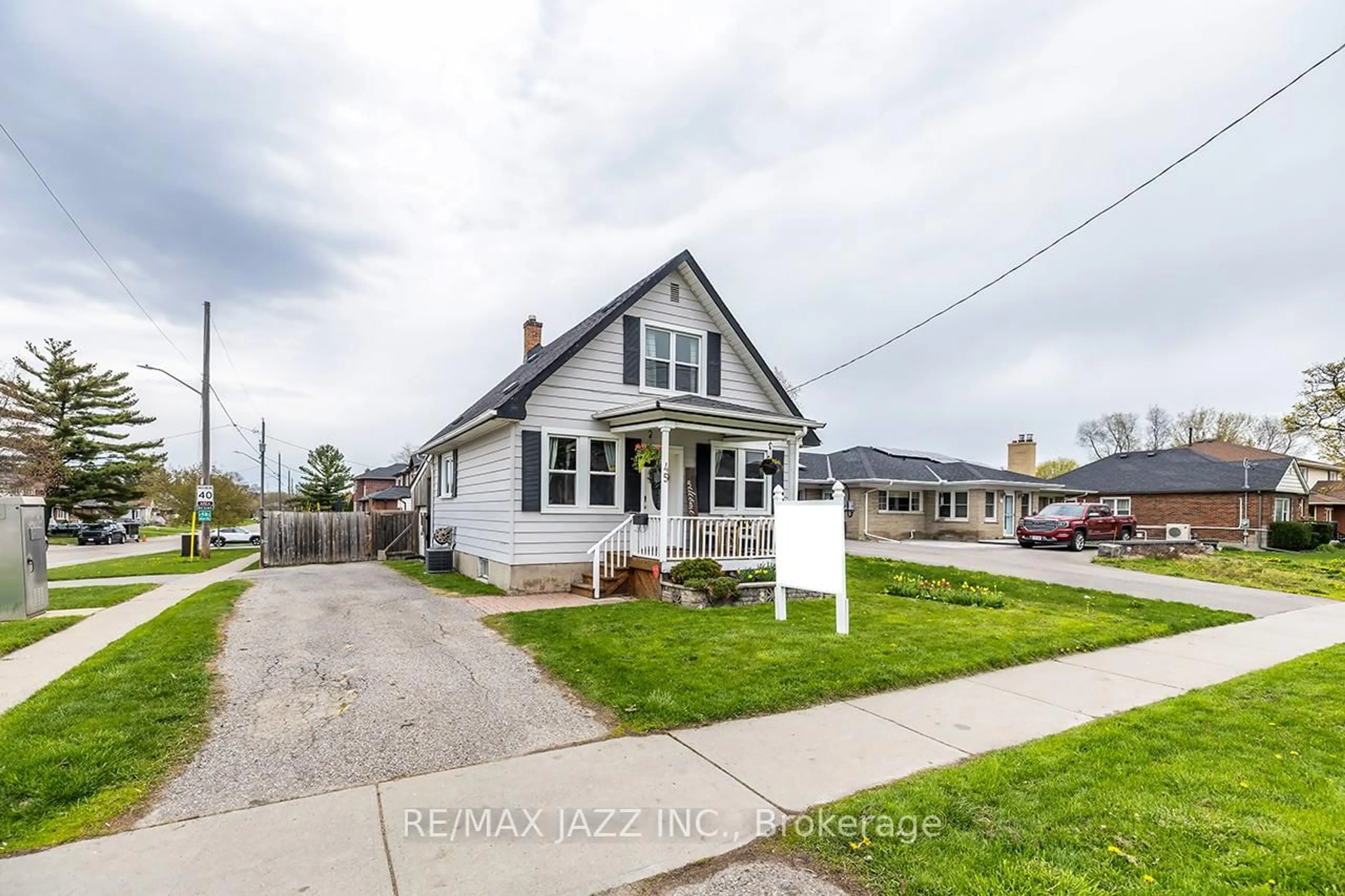 A pic from outside/outdoor area/front of a property/back of a property/a pic from drone, street for 45 Wilson Rd, Oshawa Ontario L1H 6B6