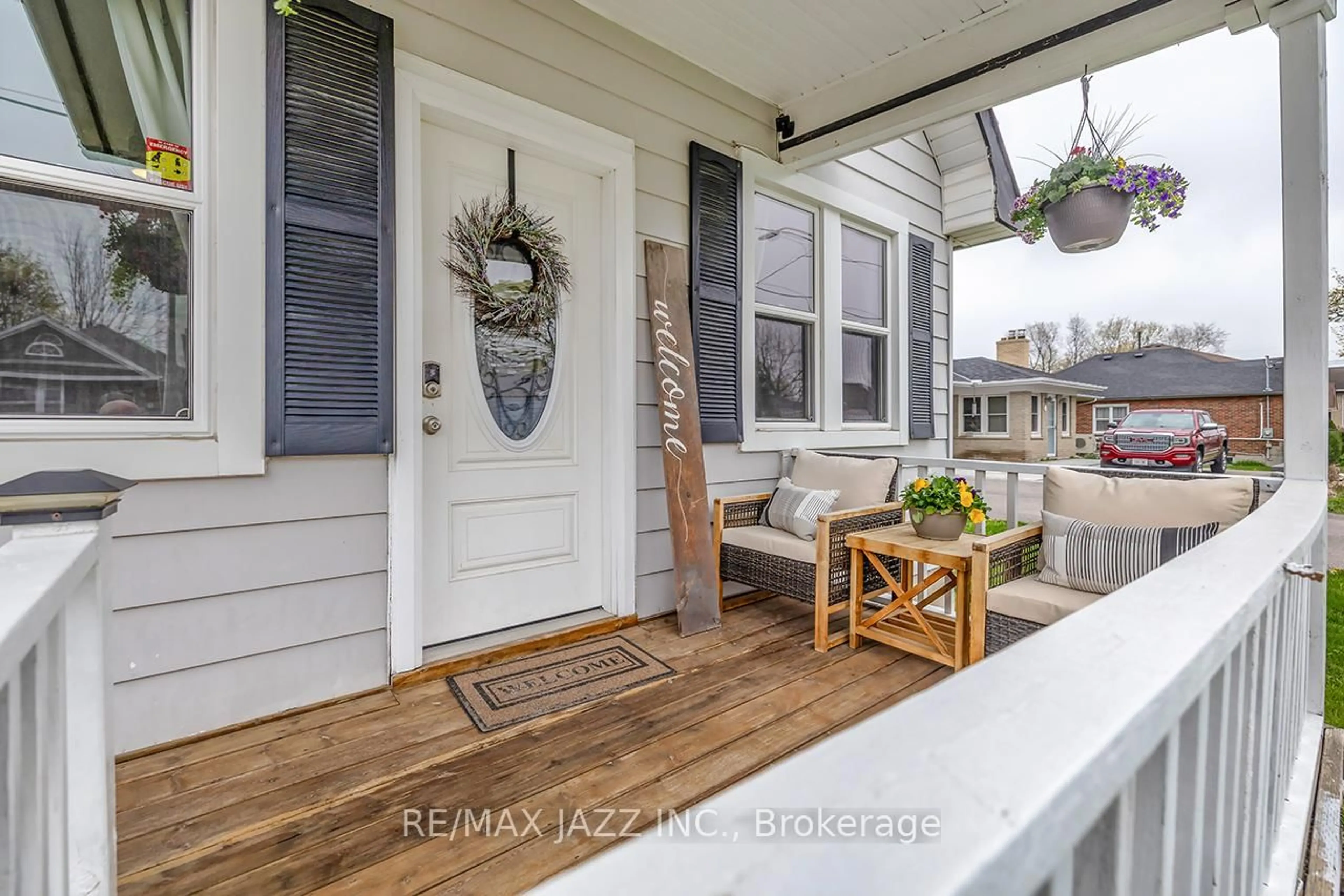 Indoor entryway for 45 Wilson Rd, Oshawa Ontario L1H 6B6