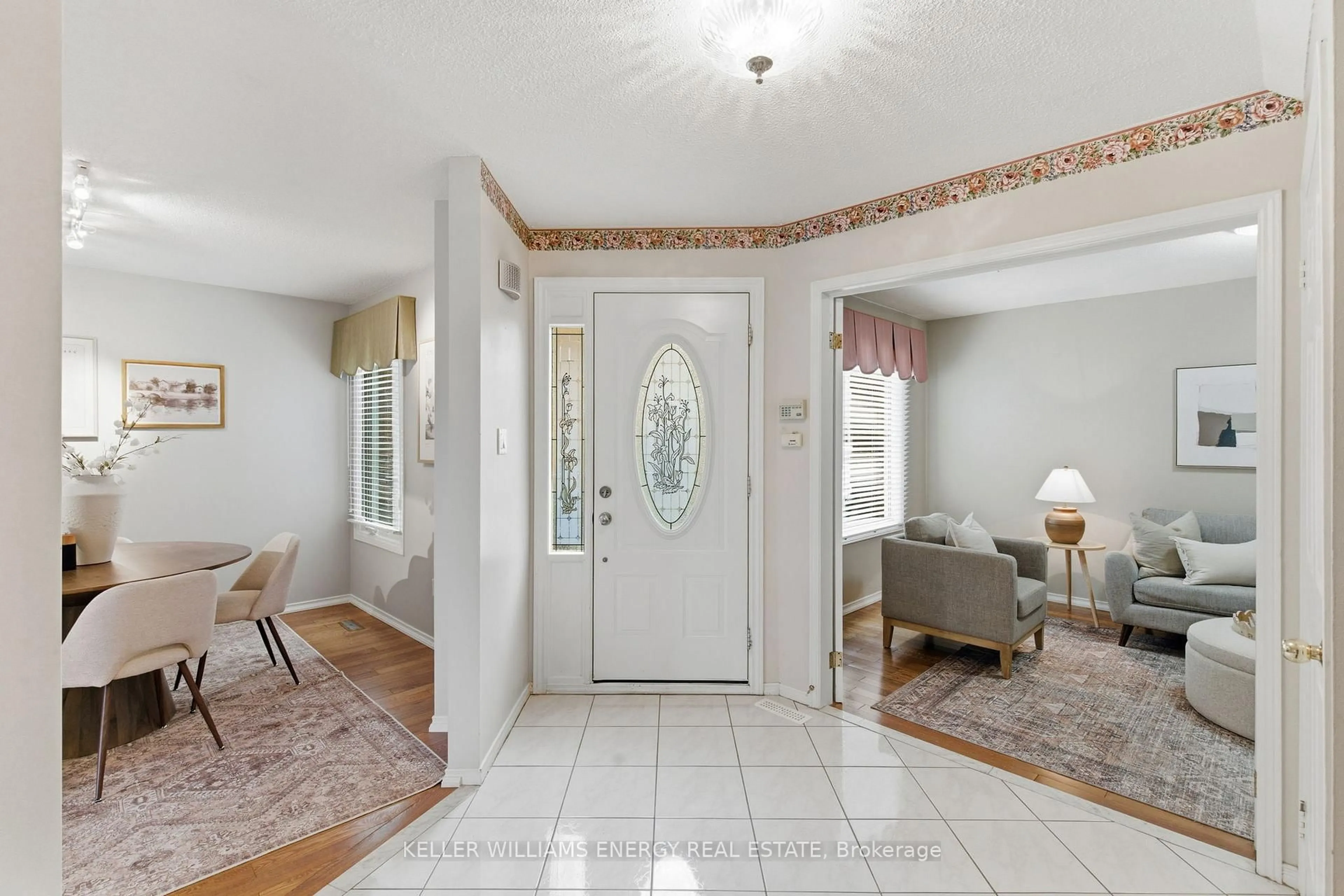 Indoor entryway for 733 Aspen Rd, Pickering Ontario L1V 3P4