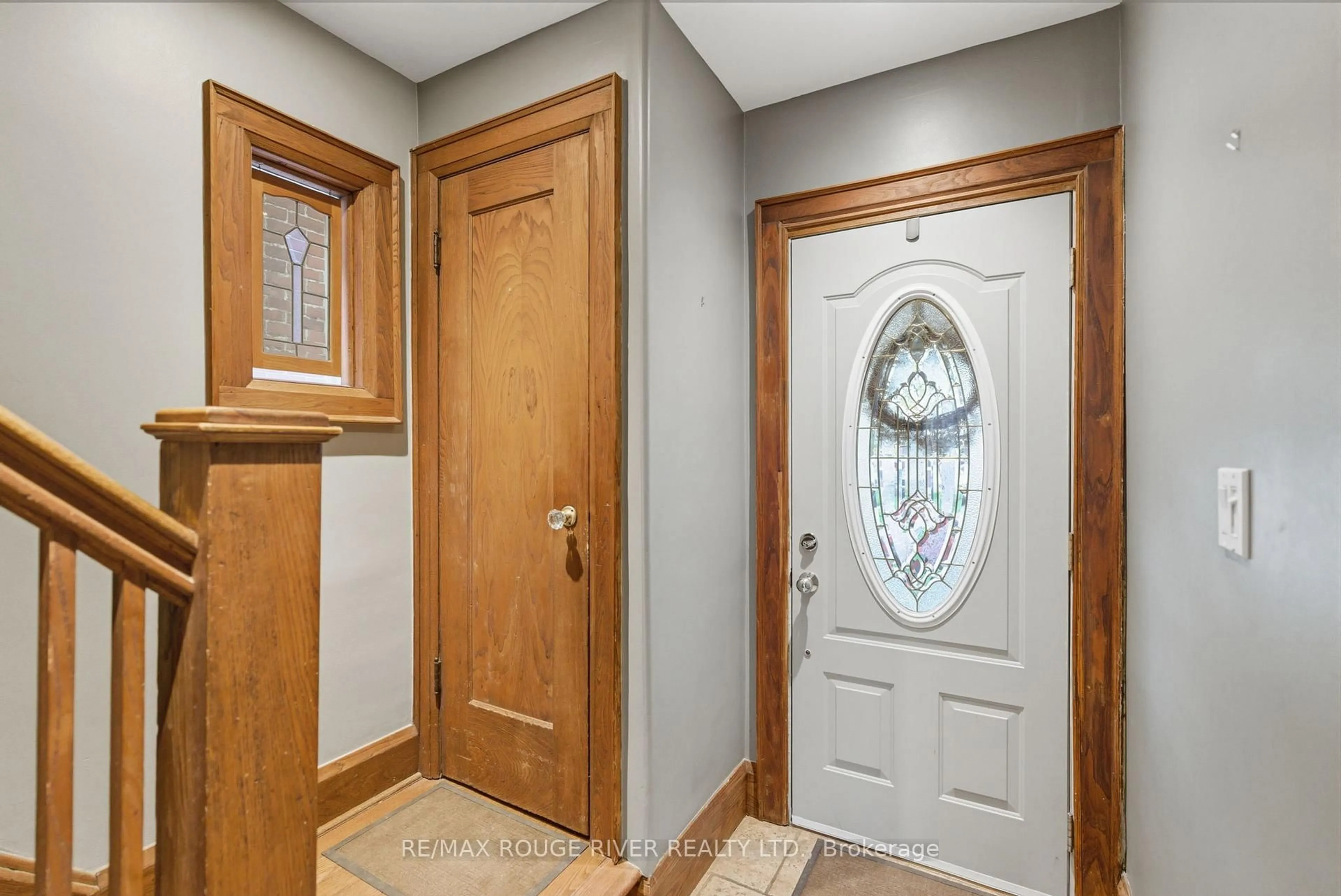 Indoor entryway for 114 Mclaughlin Blvd, Oshawa Ontario L1G 2P3