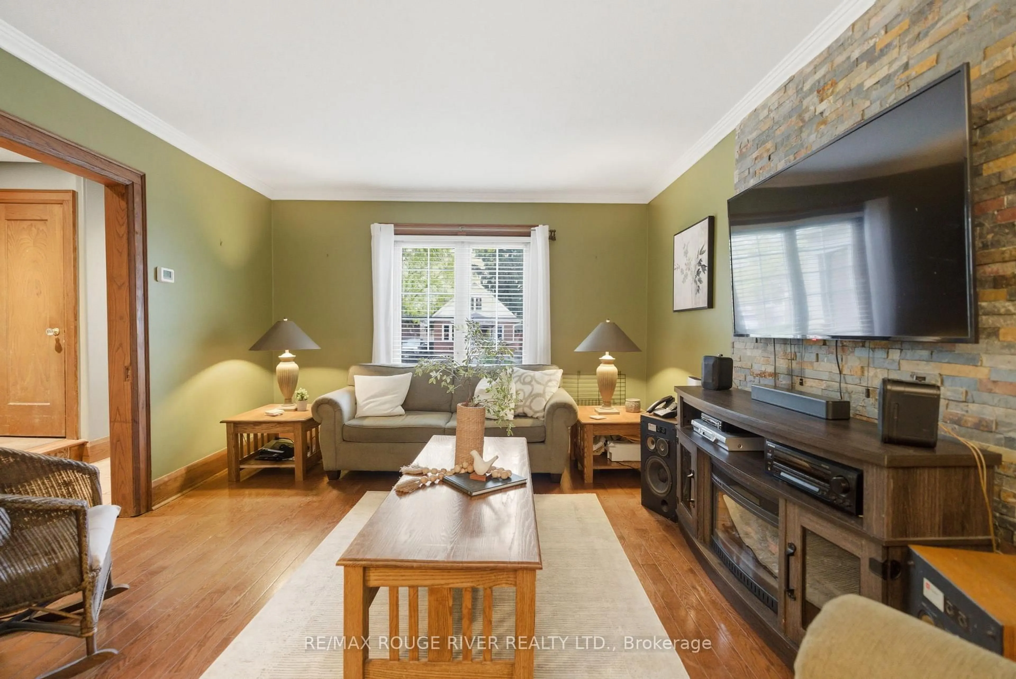 Living room with furniture, wood/laminate floor for 114 Mclaughlin Blvd, Oshawa Ontario L1G 2P3